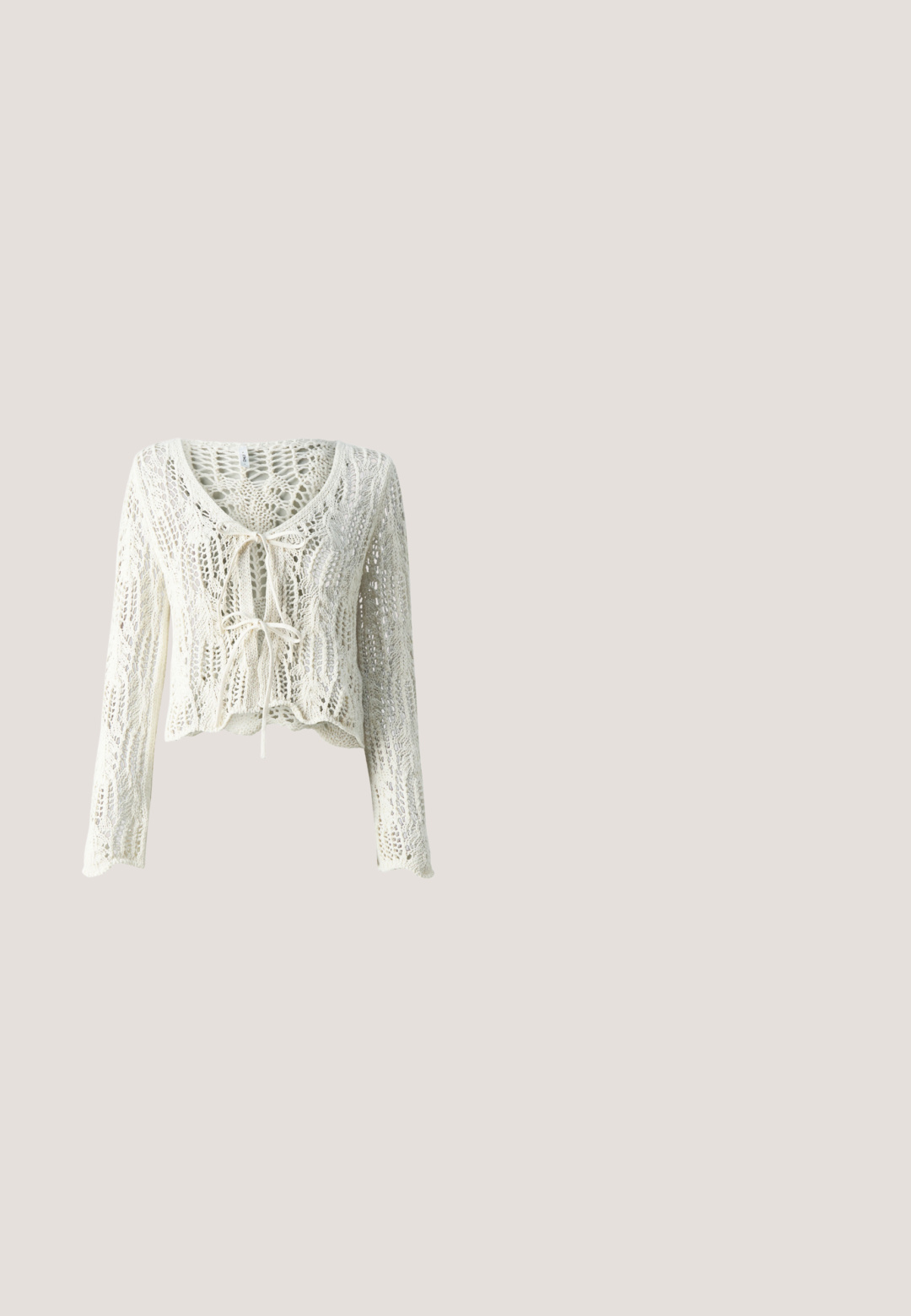 Cardigan court au crochet de couleur crème. Doté de manches longues, d'un décolleté en V profond et d'une fermeture à cordon ajustable à l'avant. Tissu texturé avec une trame ouverte.; Robe maxi florale avec un fond crème, des motifs floraux colorés, des manches courtes, un col rond et une bordure à volants.; Bottine en daim marron avec un bout pointu et un talon empilé. Texture lisse avec une fermeture à glissière sur le côté. Design et forme classiques.; Sac en cuir tressé marron en bandoulière avec une fermeture éclair, de forme arrondie et une poignée tressée. Il présente une petite plaque logo rectangulaire.; Collier en or avec un pendentif rond et texturé présentant un motif en rayons de soleil, suspendu à une fine chaîne avec un fermoir.; Ceinture tressée en cuir marron avec une boucle en métal argenté, finition texturée et design tressé. Accentuée d'une boucle en cuir avec logo.