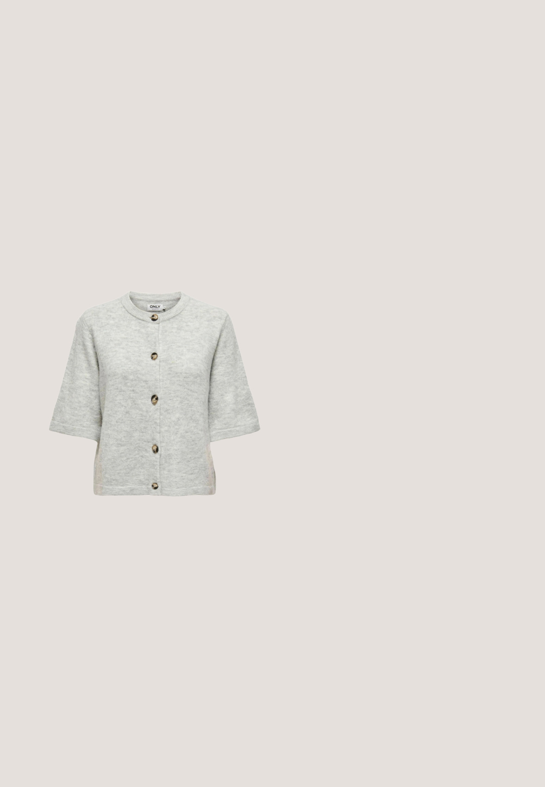 Cárdigan de manga corta color gris claro con cuello redondo y cinco botones marrones en la parte delantera, hecho de un suave tejido de punto.; Camiseta blanca ajustada de manga corta con cuello redondo y una pequeña etiqueta negra en el interior del cuello.; Pantalones de pierna ancha en tela gris oscuro con un patrón de rayas verticales finas. Cintura elástica y ajuste holgado, diseñados para comodidad y facilidad de movimiento.; Zapatillas blancas con parte superior de cuero suave, puntera redonda, cordones planos y suela de goma texturizada. Presenta un logo de Nike sutil en el costado.; Bolso blanco hecho de material suave, con herrajes plateados, doble asa superior, un bolsillo frontal con cremallera y tachuelas decorativas.; Anillo de plata liso y pulido con un diseño moderno, curvo y abierto, descansando sobre una superficie blanca.