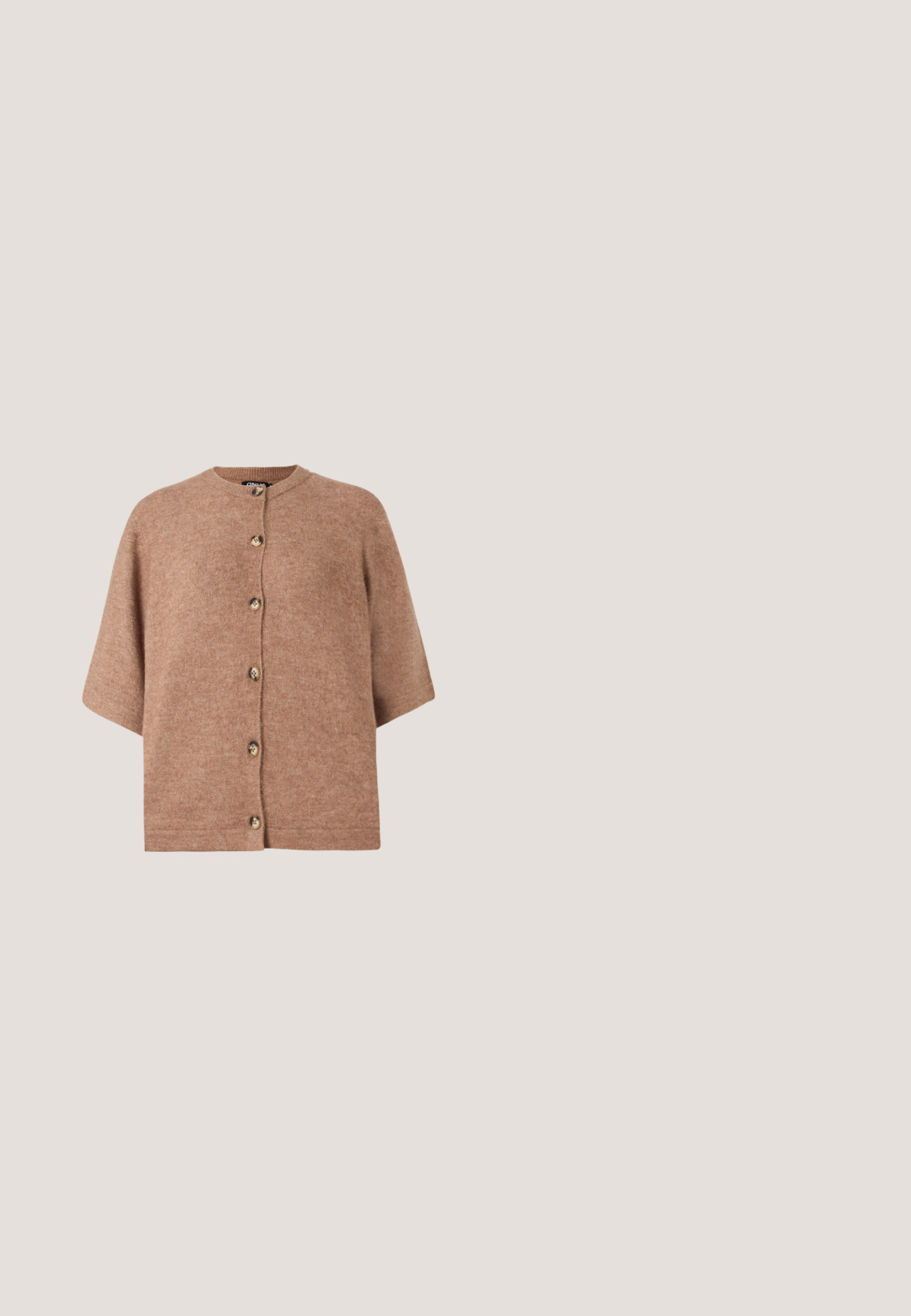 Brun kortærmet cardigan lavet af blødt stof, med rund halsudskæring og seks lyse knapper foran.; Brun polo i strik med korte ærmer, kontrasterende hvid krave, tre dekorative knapper og hvide kanter på ærmer og nederst.; Mørkebrun skræddersyet beklædningsgenstand med lodret plissédetalje på glat stofoverflade.; Brun, krokodillede læder højhælet sko med spids tå og slank hæl, der har en gylden trekantet accenter.; Mørkebrun lædertaske med to øverste håndtag, aftagelig skulderrem, guldfarvede spænder, lynlås lukning og lille cirkulært logo foran.; Øreringe i guldfarvet metal formet som stjerner med en klar sten i midten omgivet af mindre krystaller og perler samt spidse stjerneformede detaljer.