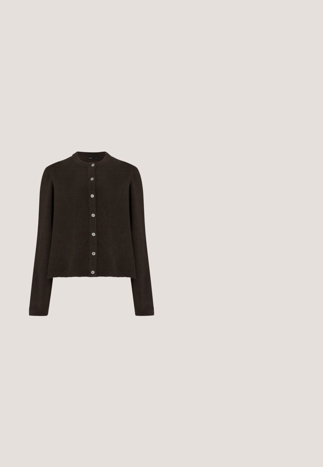 Brun strikket cardigan med rund halsudskæring og lange ærmer. Har seks knapper i en kontrasterende lys farve ned langs forsiden.; Langærmet hvid bomulds T-shirt med rund halsudskæring og tætsiddende design, med glat tekstur og uden udsmykninger.; Mørkebrune vidde bukser med forlommer, bæltestropper og dobbelt knaplukning ved taljen.; Brune ruskindsko med en rund tå og tanfarvet gummisål, der har et simpelt snørebåndsdesign, parret med lyseblå denimbukser.; Brune skildpaddemønstrede briller med ovale linser, tynde arme og gennemsigtige accenter. Har et diskret logo på stangen. Slankt, let design.; Brun skuldertaske i ruskind med enkelt rem og lynlås øverst, vist mod en ensfarvet hvid baggrund.