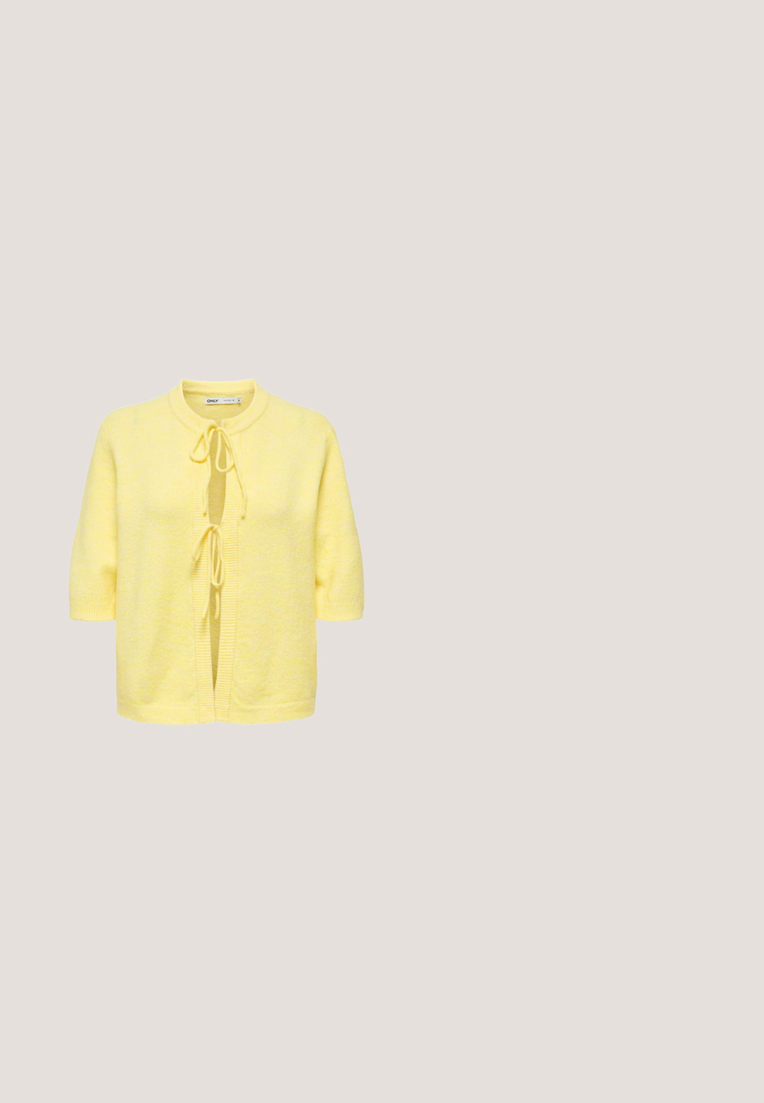 Cárdigan de punto amarillo con mangas cortas, abertura frontal y cierre con lazo. Textura suave con detalles acanalados a lo largo de los bordes.; Camiseta amarilla de manga larga con finas rayas horizontales blancas y cuello redondo blanco.; Pantalones cortos amarillos con rayas horizontales blancas, cintura elástica y cordón ajustable en la parte delantera.; Zapatillas altas de cuero crema con ojales dorados y un acabado texturizado. Presentan una suela de goma y una puntera redondeada.; Bolso de hombro de imitación cuero amarillo con forma curva, cierre de solapa magnético, correa ajustable y detalles en tono plateado.; Pendientes de aro dorados con tres cuentas amarillas, una cuenta beige texturizada y un pequeño colgante de corazón dorado grabado con un mensaje.