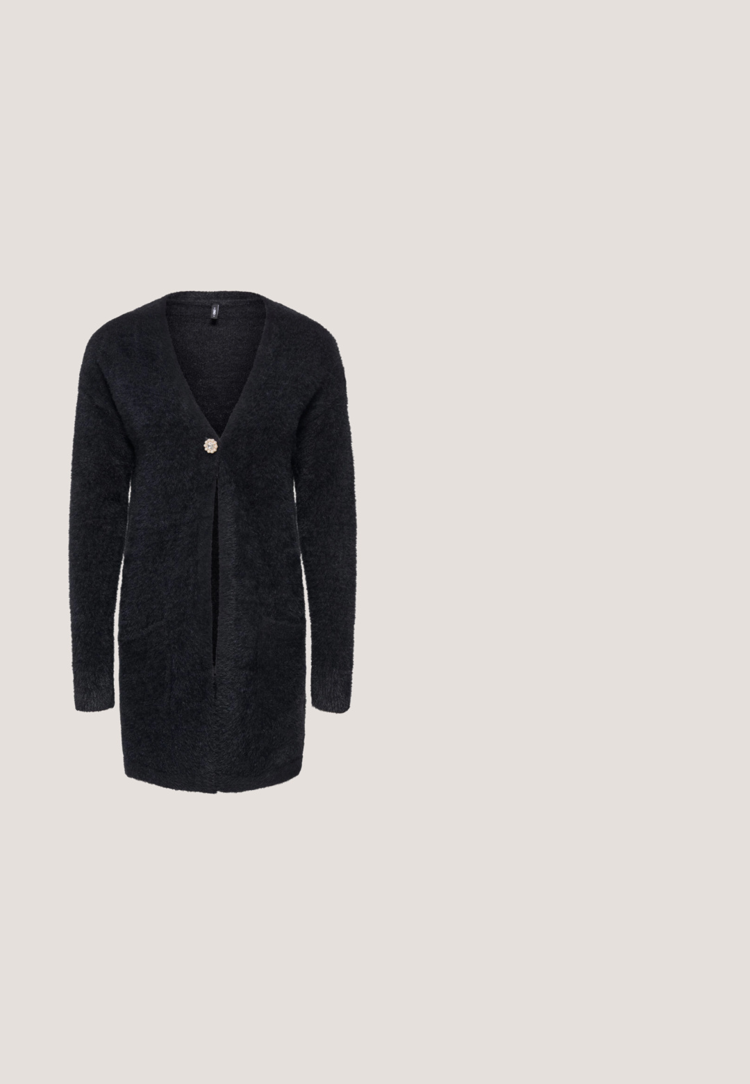 Sort, blød lang cardigan med lange ærmer og én dekorativ knap med juveldetalje ved brystet.; Sort, løs pasform top med trekvartærmer, der har en subtil glitrende tekstur og en rund udskæring. Blødt, let materiale.; Bredde bukser i mørkegrå stof med en glat tekstur. Har en elastisk talje og to frontfolder for ekstra detalje.; Sorte ankelstøvler med en glat, ensartet tekstur, spidse tæer og en lav kittenhæl. Sømløst design uden synligt hardware eller mønstre.; Lille grå håndtaske dækket af skinnende sølvfarvede paljetter med et polstret håndtag, præsenteret på en hvid baggrund.; Et par skinnende sølv hoop øreringe med et tykt, afrundet design og stiftecirkler på en hvid baggrund.