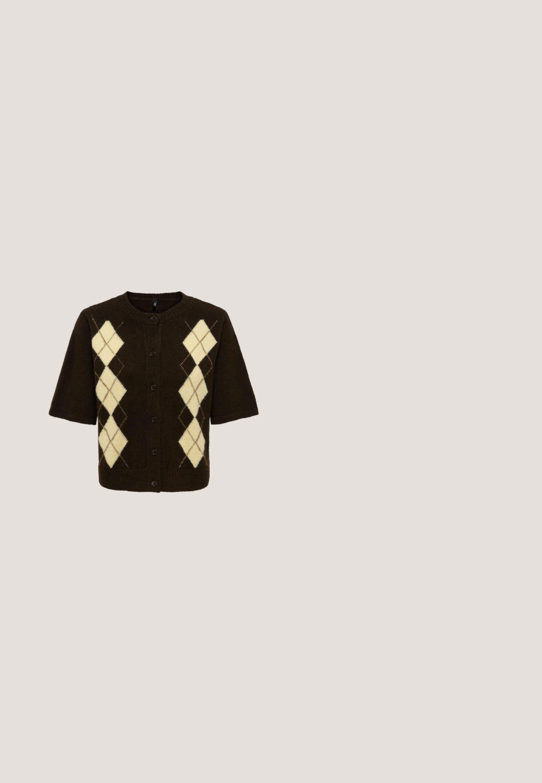 Cardigan brun à manches courtes avec un motif argyle crème et beige, doté d'un col rond et d'une fermeture boutonnée à l'avant.; T-shirt à manches courtes noir et blanc avec un motif rayé zèbre, col ronde et texture douce. Coupe décontractée et design confortable.; Pantalons vert foncé en tissu lisse et extensible, avec une taille plate et une coupe droite. Pas de poches visibles ni d'ornements.; Sandale à talon marron avec bride à la cheville, ornée de clous alternés en perles et pierres précieuses transparentes sur des fines brides.; Sac à main en cuir marron avec une forme structurée, deux poignées rondes, une marque en or et un design épuré et minimaliste.; Collier en chaîne torsadée dorée avec des cristaux transparents et de petits charms en perles blanches, doté d'un fermoir à homard et de maillons ajustables.