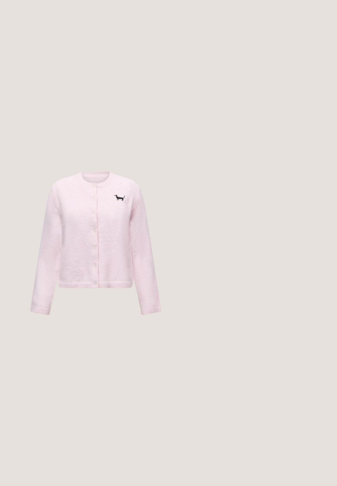 Cardigan rose clair à manches longues avec boutons, col rond et petit chien teckel noir brodé sur la poitrine gauche.; Pull en maille rose clair à manches courtes avec col et ourlet côtelés, décoré de petits motifs floraux en relief sur le devant et les manches.; Shorts à carreaux blancs et roses avec un tissu texturé, dotés d'une taille élastique et d'un nœud attaché à l'avant. Deux poches latérales.; Baskets rose clair avec une tige synthétique lisse, présentant des accents effilochés et une semelle en gomme texturée. Design classique à lacets.; Sac à épaule en velours rose Juicy Couture avec bandoulière chaîne dorée, breloque clé en forme de cœur, logo brodé et détail nœud en satin rose.; Boucles d'oreilles florales ton or ornées de pierres roses, violettes, vertes et bleues de formes variées, avec un design en goutte d'eau et plusieurs éléments décoratifs.