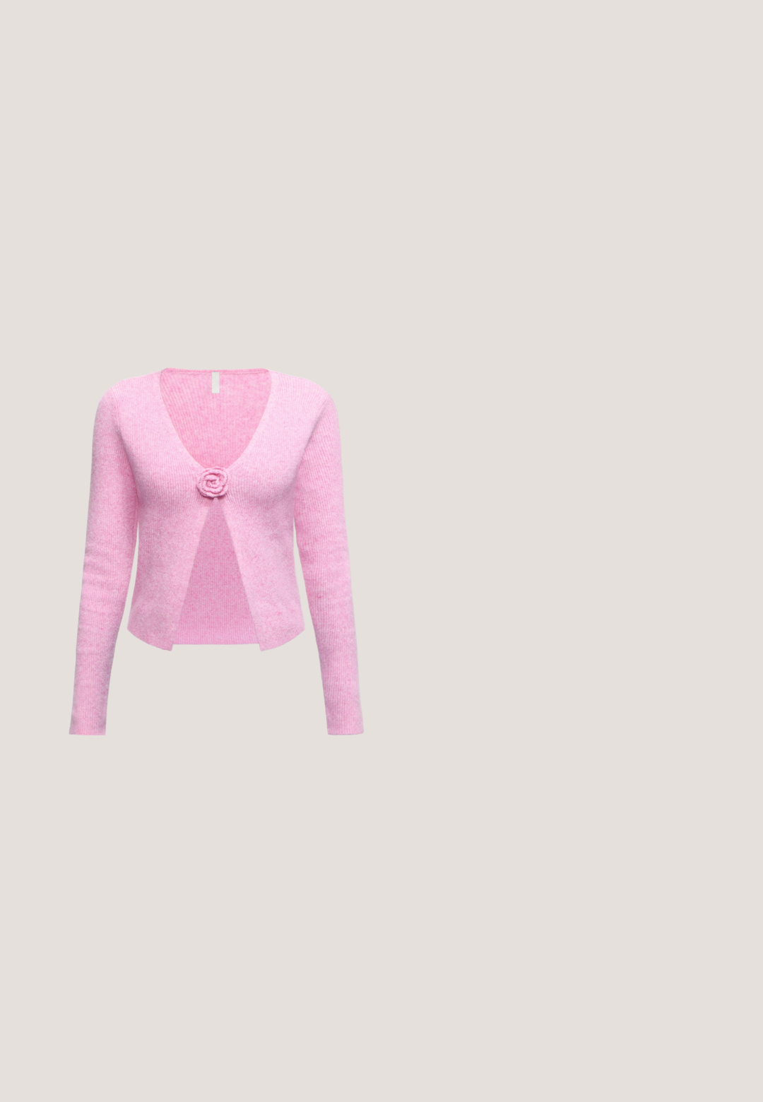 Cardigan tricoté rose doux à manches longues avec une encolure en V profonde et une fermeture à bouton unique en forme de fleur au centre devant.; Blouse rose clair à manches longues avec un motif floral subtil, boutonnée à l'avant, épaules bouffantes et col noué en forme de nœud.; Jupe mini en laine à motif vichy rose et crème, dotée de deux poches avant avec des boutons décoratifs et d'un ourlet frangé.; Chaussures Mary Jane en cuir verni noir avec deux brides réglables, bout rond et talon en caoutchouc épais présentant un motif de semelle texturé.; Nœud à cheveux en tissu crème avec un petit charme en forme de couronne argentée au nœud, présenté sur un fond gris clair.; Pochette en cuir rose en forme de cœur avec une texture lisse, une fermeture éclair dorée et une longue bandoulière assortie pour un transport facile.
