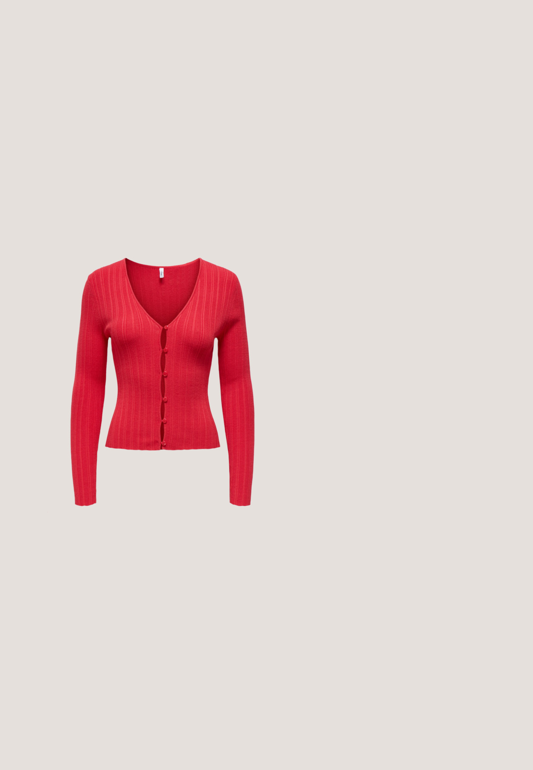 Rood geribd vest met lange mouwen, een diepe V-hals en zes kleine knopen aan de voorkant, getailleerd.; Rode katoen T-shirt met korte mouwen en een ronde hals. Soepele textuur, klassieke pasvorm, geen zichtbare patronen of hardwareaccenten.; Rode, wijde broek met een elastische tailleband en trekkoord. Gemaakt van lichtgewicht stof, met een gladde textuur en zonder zichtbare patronen.; Rode sportschoenen met witte accenten, gemaakt van suède en mesh. Kenmerkt een vetersluiting en gestructureerde zolen voor grip.; Vrouw met lang haar die een grote rode getextureerde tas over haar schouder draagt, gekleed in een wit T-shirt en olijfgroene broek.; Rode oorbellen in de vorm van een hart, gemaakt van flexibel materiaal, met een krullend accent bovenaan het midden van elk hart.