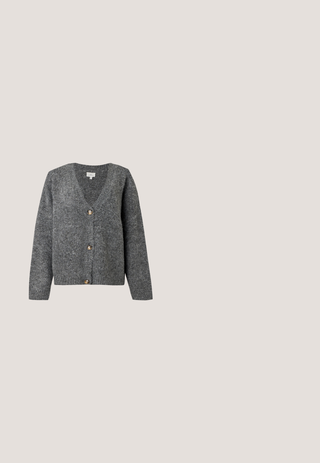 Donkergrijze gebreide V-hals cardigan met lange mouwen en drie grote bruine knopen aan de voorkant op een effen lichte achtergrond.; Beige T-shirt met korte mouwen en een V-hals ontwerp. Gemaakt van een zachte, iets glanzende stof. Eenvoudige, relaxte pasvorm zonder zichtbare patronen of accenten.; Blauwe denim jeans met een rechte pijp, voorzien van een knoopsluiting, een klassiek vijf-pocketdesign en een subtiele vervaging op de dijen.; Bruine leren enkellaarsjes met een spitse neus en blokhak. Heeft een zijrits en een gladde textuur met minimale stiksel details.; Bruine rechthoekige schoudertas met lange riemen en minimale stikdetails op een effen achtergrond.; Een paar gepolijste zilveren halve maanvormige creolen met heldere plastic achterkanten op een witte ondergrond.