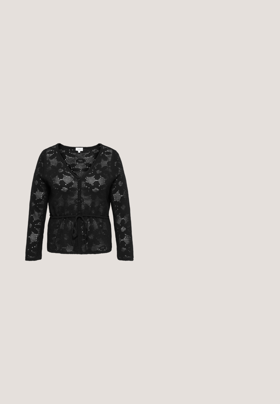 Sort langærmet strikket cardigan med blomsterblonde mønster, V-hals, knaplukning og bindebånd i taljen.; Kaffe Curve KCJENNA - T-shirts basic - fudge; Sorte leggings med en glat tekstur, høj talje og en tætsiddende form. Har subtile sidelayout langs sømmen.; Sort læder midhæl pumpe sko, der svæver over et gråt tæppe med en uskarp grønlig baggrund.; Sort læder crossbody taske med en struktureret overflade, en guldlås og justerbar rem. Har en flaplukning og brandlogo foran.; Sølvkæde med et hjerteformet vedhæng med en inderlig hjerte detalje; glat tekstur og poleret finish.