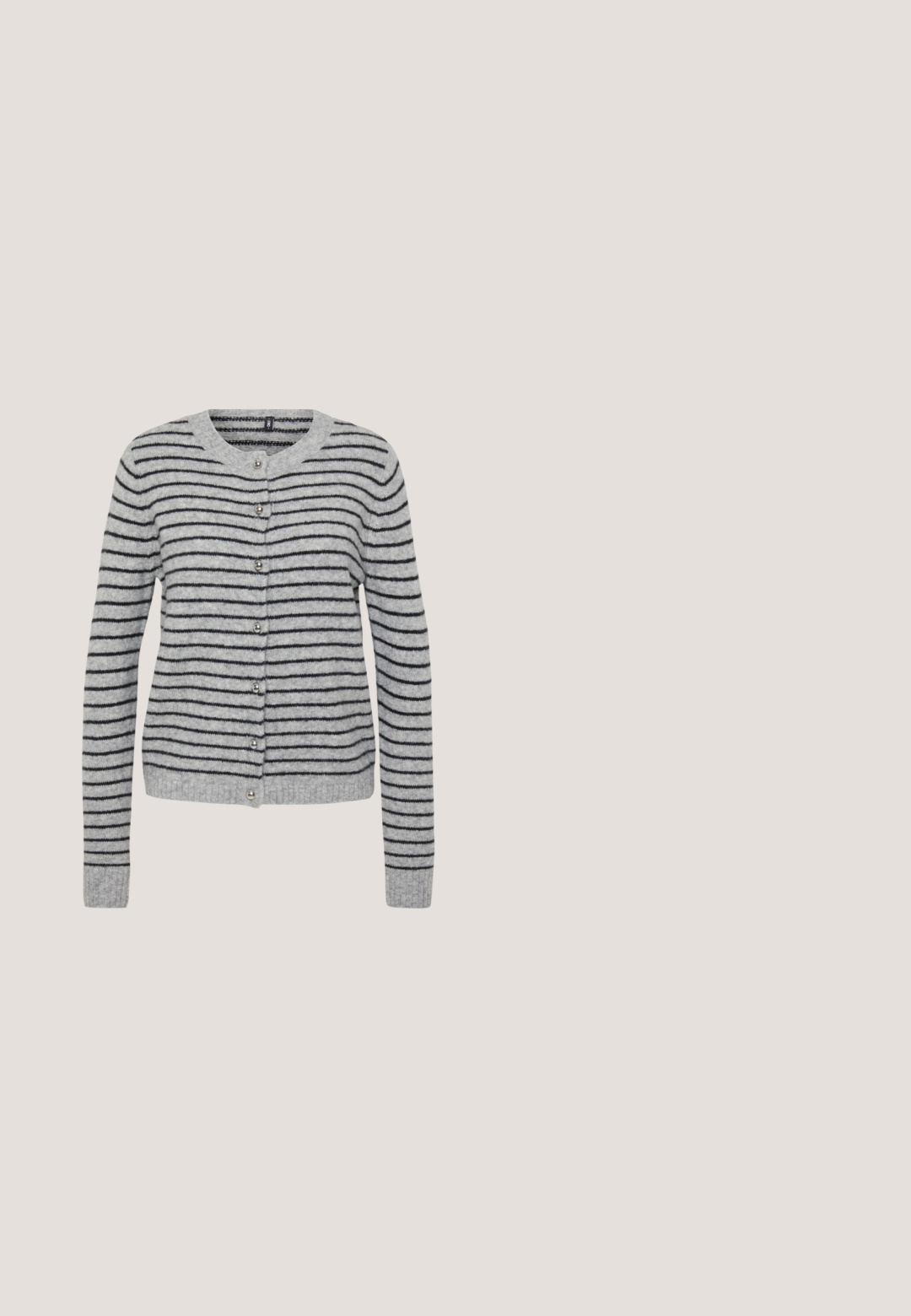 Grå cardigan med sorte vandrette striber, rund halsudskæring og knaplukninger. Blød tekstur med ribbede manchetter og kant.; Hvid kortærmet bomulds-T-shirt med lille rød tekst og bærgrafik med teksten "Berry good friend" på venstre bryst.; Denim blyantskirt i mellemblå med en frontslids, klassisk fem-lomme design og knaplukning i taljen. Glat tekstur.; TOMS CARA - Loafers - dark brown; Mørkebrun lædertaske med to lange håndtag, dekorative guldringe og fastgjort rektangulær pung med lynlås.; Hvide hjerteformede øreringe med en rund, skinnende perle i midten, med en glat overflade og en blank finish.
