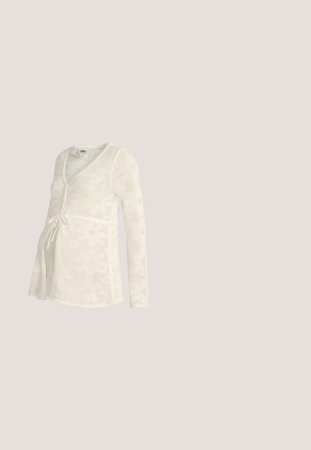 Cardigan de maternité blanc à manches longues avec motif en dentelle florale, col en V, et détail de ceinture nouée à l'avant.; Haut de grossesse en dentelle blanche avec un col en V, design sans manches, motifs floraux et coupe ajustée mettant en valeur la silhouette.; Jupe maxi blanche avec une taille élastique, présentant un motif floral texturé et des découpes en dentelle sur l'ensemble du tissu.; Chaussure noire plate en cuir avec un bout pointu, bride réglable avec une boucle en métal, texture lisse et design minimaliste.; Sac à épaule en cuir noir avec une bandoulière unique et un petit détail de boucle dorée à l'avant, sur un fond clair uni.; Boucle d'oreille en argent avec une finition polie, présentant de petits détails en or et de forme ronde, portée sur le lobe.