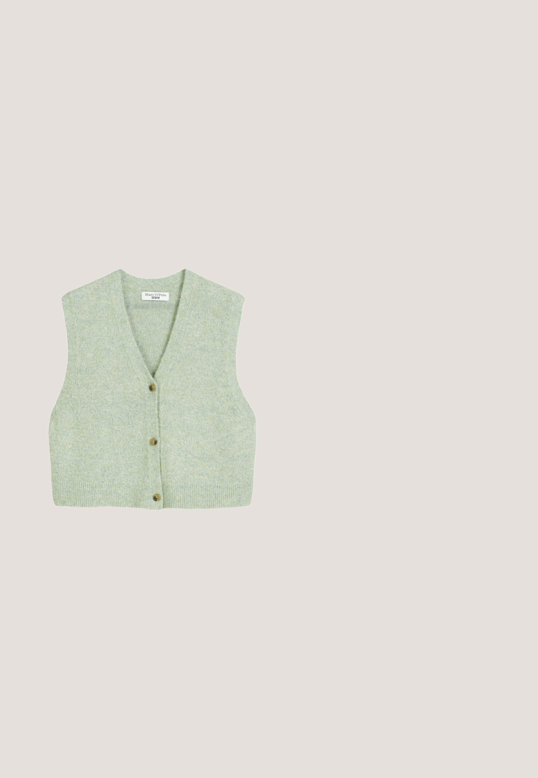 Groene gebreide vest met V-hals, mouwloos ontwerp en vijf knopen aan de voorkant. Zachte textuur en casual pasvorm, geschikt voor het dragen in lagen.; Lichtgroen en wit horizontaal gestreept T-shirt met korte mouwen, een ronde halslijn en een klein merkje vlak bij de zoom.; Lichtgroene flared denim jeans met een knoopsluiting en vijf zakken. Heeft een onafgewerkte zoom aan de onderkant en een gladde, licht gestructureerde stof.; Lichtgroene suède sneaker met een afgeronde neus, vetersluiting aan de voorkant en een getextureerde zool van gumrubber. Heeft strakke lijnen en minimale details.; Lichtgroene rechthoekige zonnebril met donkere glazen en licht gebogen pootjes, schuin weergegeven op een witte achtergrond.; Draagtasje met lichtgroene hengsels en groot lichtgeel tropisch bladmotief op een gedempte groene achtergrond.