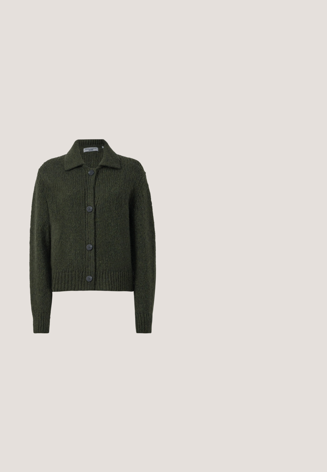 Cardigan tricoté vert foncé avec un col, fermeture à bouton, ourlet côtelé et manches longues. Tissu texturé avec six boutons noirs.; T-shirt noir à manches longues et col roulé en tissu lisse, avec une coupe ajustée et un col haut, idéal pour les superpositions ou à porter seul.; Jean denim gris à jambes larges avec une taille haute, cinq poches et des ourlets retroussés. Le tissu présente une texture légèrement usée avec des coutures visibles.; Mocassin en cuir noir avec semelle épaisse rainurée, couture moc toe, détail de sangle sur le dessus et languette au talon, présenté de profil.; Des lunettes rectangulaires noires avec des verres transparents. Fini brillant, branches étroites et teinte violette visible sur les bords des verres.; Ceinture en cuir noir avec une boucle rectangulaire en ton or aux bords arrondis, texture lisse et design élégant.
