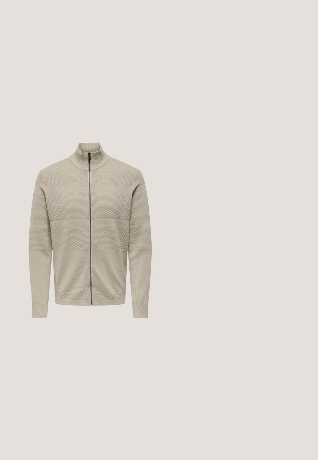 Beige ritsvest met een hoge kraag. Heeft gestructureerde horizontale strepen en geribde mouwen. Gemaakt van een zachte, gebreide stof.; Korte mouwen polo in lichtcreme, met een textuur breipatroon, halve rits en een klassieke kraag. Eenvoudig en modern ontwerp.; Wijde blauwe denim jeans met een vervaagde was, vijf zakken en een knoopsluiting. Voorzien van riemlussen en gestikte details.; Donkerbruine suède enkellaars met vetersluiting aan de voorkant, ronde neus en zwarte zool, zijaanzicht op een witte achtergrond.; Rechthoekige donkergroene zonnebril met dikke monturen en donkerblauw getinte glazen, met aan elke kant bij de scharnieren twee kleine zilveren stippen.; Bruine leren toilettas met een rechthoekige vorm, gladde textuur, subtiel logo in reliëf aan de voorkant, en een zijhandvat voor het dragen.