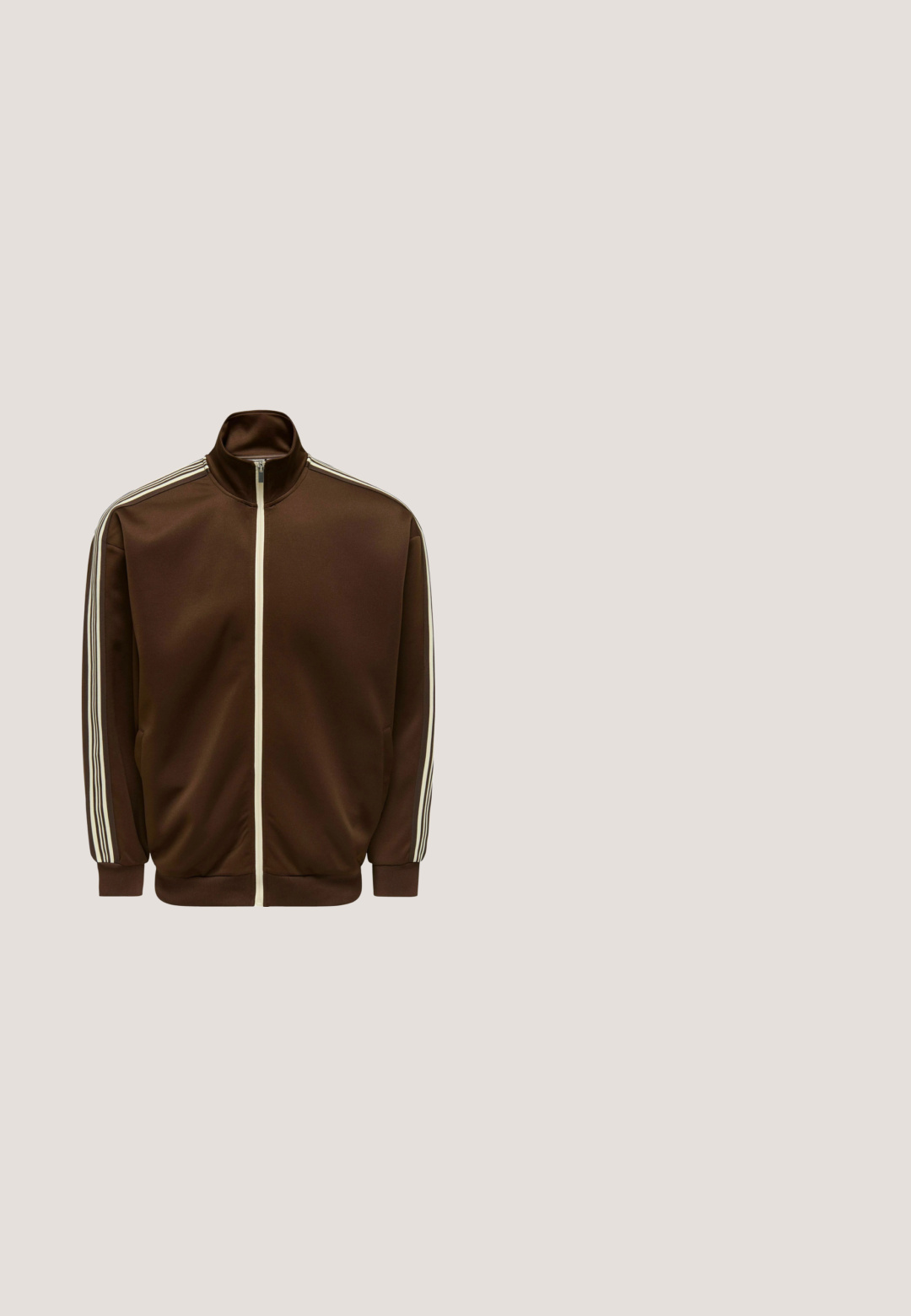 Bruine trainingsjack van gladde stof, met een hoge kraag, een volledige ritssluiting en witte zijstrepen op de mouwen. Twee zijzakken.; Korte mouwen polo shirt, wafelstructuur, crème kleur met zwarte horizontale strepen, drie-knopen sluiting, ribbelkraag en -zoom.; Beige, zachte stoffen broek met een elastische tailleband, verstelbare trekkoord, rechte pijp en geen zichtbare patronen of accenten.; Beige en bruine lage sneaker met mesh- en suèdepanelen, witte zijstreep, witte veters en een gumzool met het merk "Olten".; Zwarte rechthoekige zonnebril met amberkleurige glazen en kleine diamantvormige metalen accenten op de voorhoeken van het montuur.; Compact zwart crossbody tasje met lange verstelbare riem, voorvak en aangehechte ritstasje.
