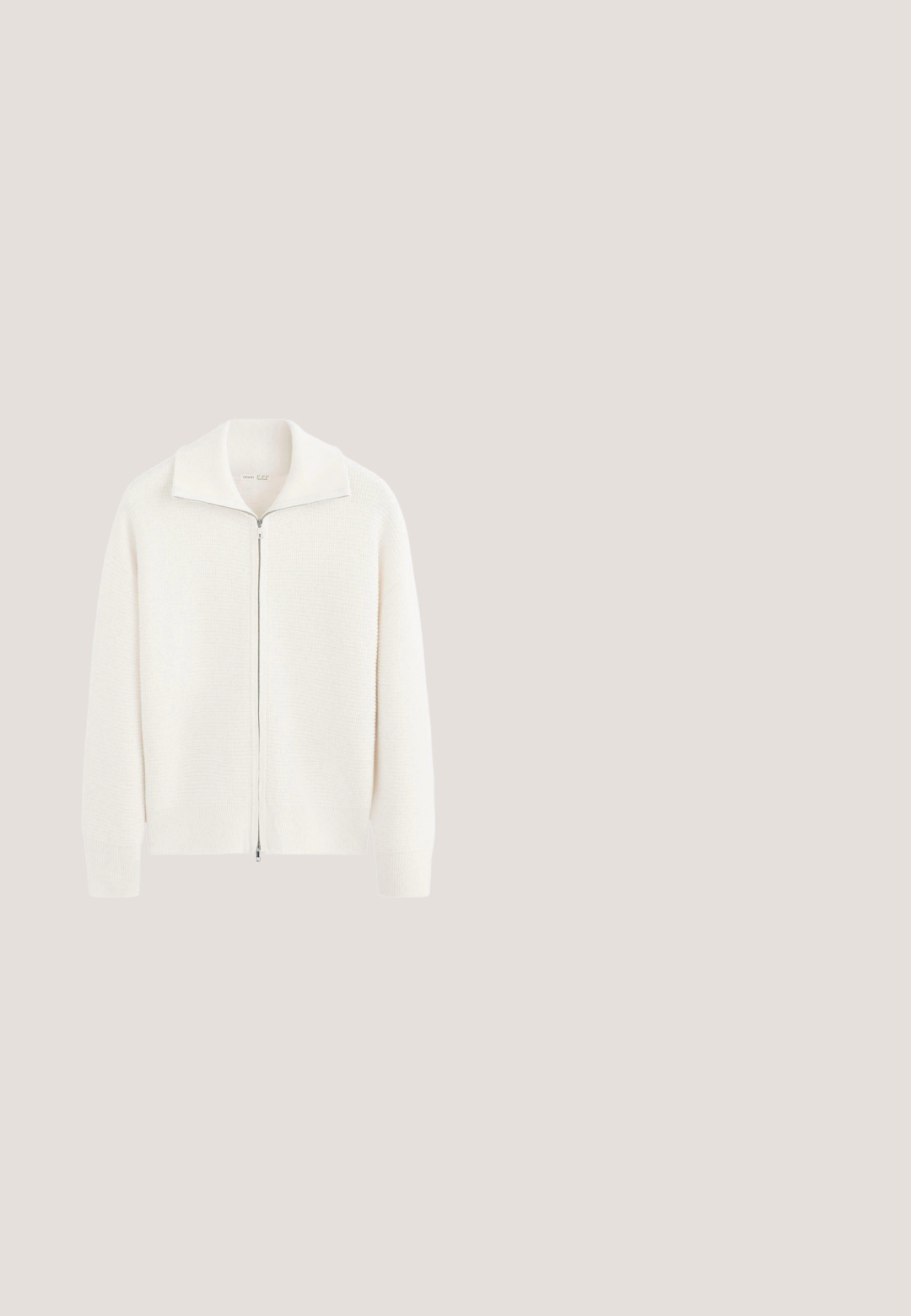 Witte gebreide trui met ritssluiting, kraag, lange mouwen en geribde boorden aan mouwen en zoom.; Rondhals, kortebloezende t-shirt van zachte, lichte katoen. Lichtbeige kleur met een relaxte pasvorm en een label aan de zijnaad.; Off-white wijde jeans met voorste knoop, ceintuurlussen en zakken, gepresenteerd tegen een effen witte achtergrond.; Witte lage sneaker met beige zool, crèmekleurige accenten en beige veters gestrikt in een strik, zijaanzicht naar rechts op een witte achtergrond.; Olijf groene leren handtas met een gestructureerd oppervlak, accenten van twee materialen, een geknoopte handgreep en een ritsluiting aan de bovenkant.; Zilveren ketting met een ronde, dubbele-halo hanger met een centrale heldere steen omringd door kleinere steentjes en een verstelbare sluiting.