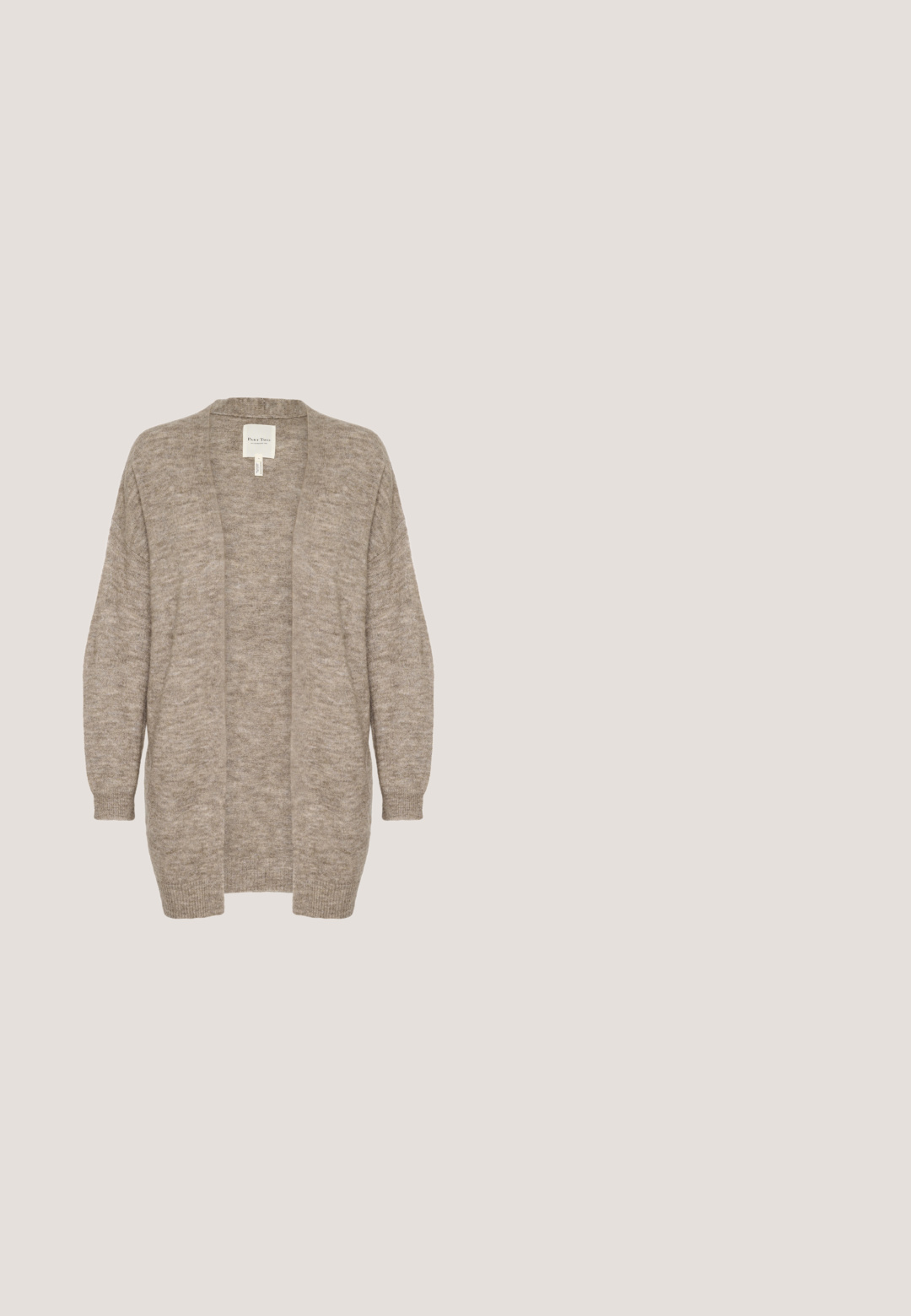 Gilet ouvert beige fabriqué en matériau tricoté doux et texturé. Il présente des manches longues et une coupe décontractée, sans fermetures ni détails marquants.; Haut blanc à manches longues en tissu côtelé, présentant un décolleté festonné et une coupe ajustée. L'étiquette indique "KAFFE". Texture lisse.; Pantalons de jogging gris clair en tissu doux. Dotés d'une taille élastique avec cordon de serrage, de deux poches latérales et de jambes effilées.; Baskets en daim beige avec un accent latéral blanc, des lacets beiges et une semelle en caoutchouc épaisse marron, vues de côté extérieur.; Petit sac à main en cuir gris texturé avec une bandoulière unique et une forme incurvée en croissant.; Boucles d'oreilles en or en forme de créole, avec un design lisse et ondulé. Comprend un support transparent pour un port sécurisé. Présente un léger éclat et une forme allongée.