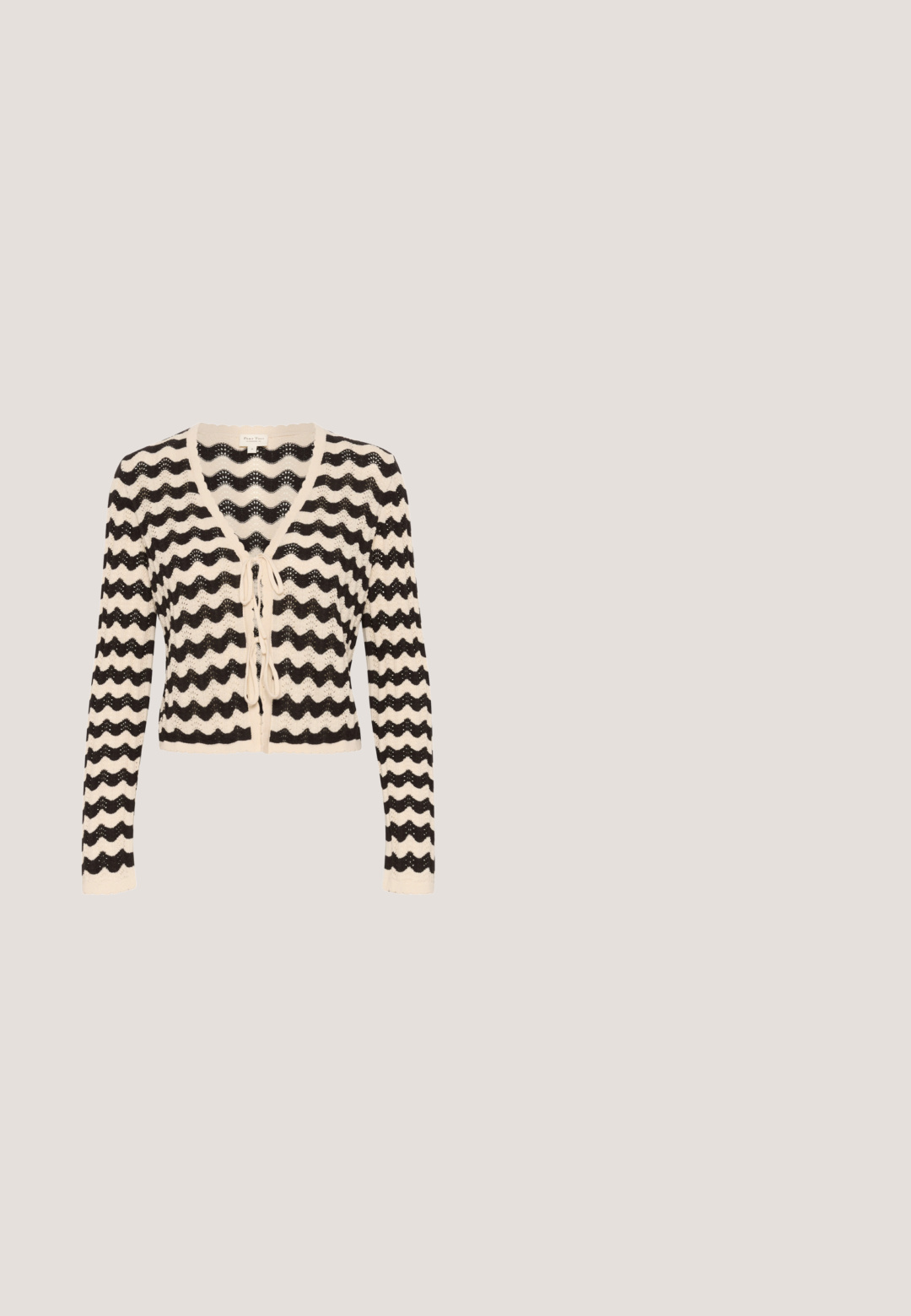Sort og creme hækle cardigan med et bølget mønster, V-hals og knytlukning foran; lange ærmer og scallop-kant.; Beige ærmeløs top med hvid kant rundt om halsudskæringen og kanten, med teksten "OH APRIL" centreret på brystet og inde i kraven.; Sorte denim-jeans med brede ben, høj talje, fem lommer og knappelukning med diskrete syningsdetaljer.; Sort læderpenny loafer med rundet spids, lav hæl og sammensyet detalje langs forkanten.; Sort quiltet håndtaske med gulddetaljer, med farverige broderede motiver inklusive hjerter, stjerner og blomster på forsiden.; Elli BASIC CHOKER - Halskæder - gold-coloured