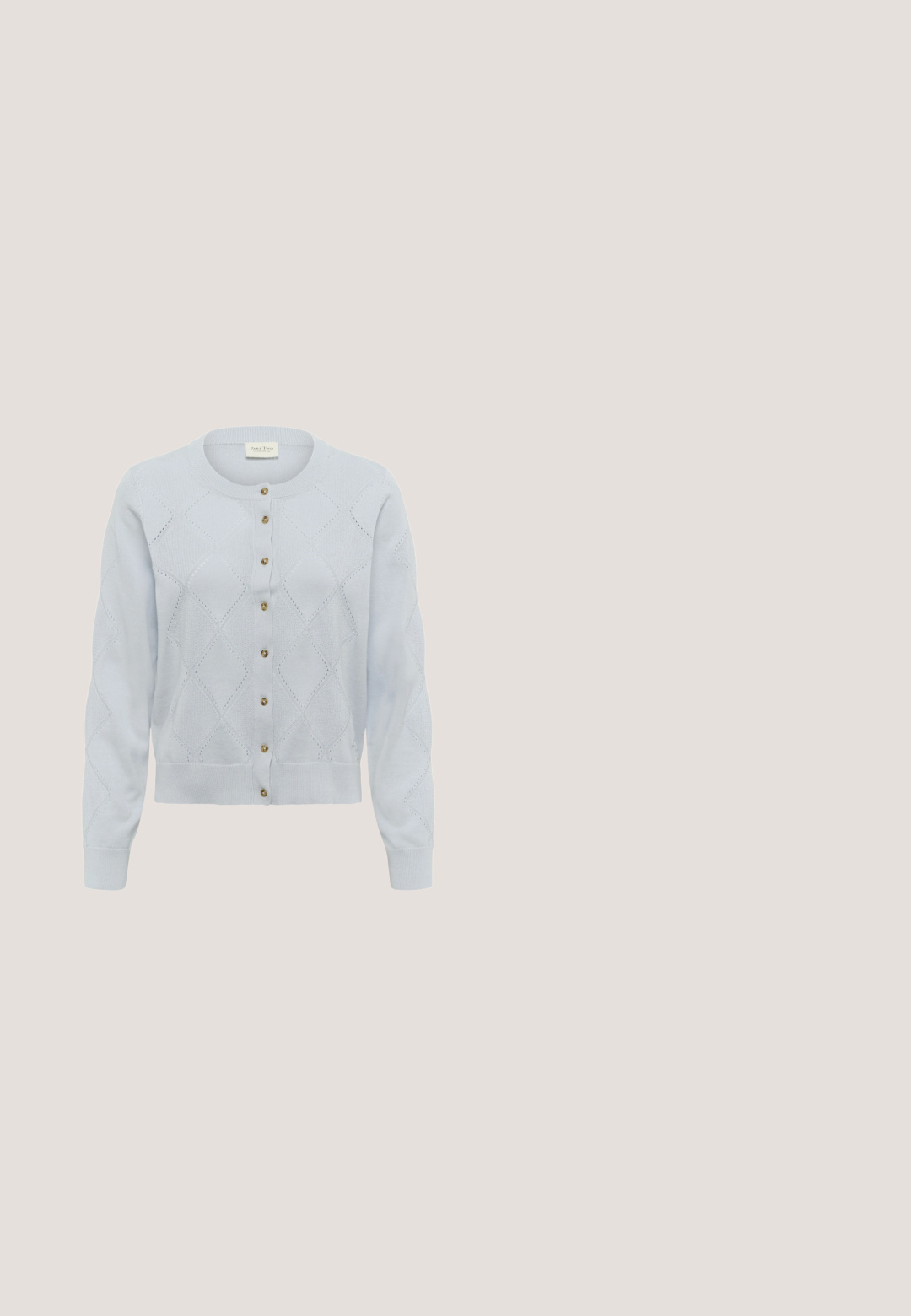 Lyseblå strikket cardigan med lange ærmer, diamantmønster, rund halsudskæring og en række brune knapper foran.; Blå top i blødt stof med tynde stropper, med en hvid blonderkant nederst. Enkel, klassisk design uden yderligere detaljer.; Lyseblå og hvide stribede pyjamasbukser med snøre, løs pasform og ribkanter ved benenderne.; Lyseblå ruskindssneaker med beige læderstriber, perforerede detaljer, hvid hælkappe og brun gummisål, set fra siden.; Lyseblå læder skuldertaske med kornet overflade og lynlåslukning, med en enkelt rem og lille metal logo på forsiden.; Blåt snoet snorarmbånd med sølvfarvede metalender og et centralt lyseblåt hjerteformet vedhæng omkranset af sort.