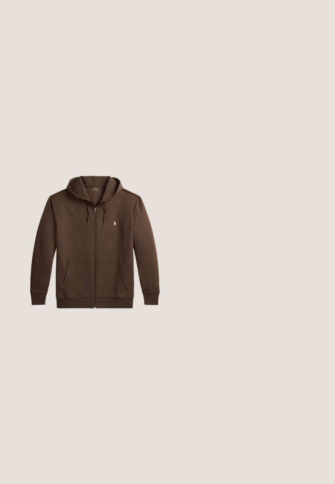 Hnedá mikina na zips s kapucňou so šnúrkou, predné vrecká, rebrované manžety a malé biele logo Polo Ralph Lauren na ľavej strane hrudníka.; Béžová prešívaná vesta s vysokým golierom, predným zipsom, jedným náprsným vreckom so zipsom, dvoma bočnými vreckami so zipsom a malým vyšívaným logom na prsiach.; Čierne tričko s výstrihom do V a krátkym rukávom s malým červeným logom Polo Ralph Lauren na ľavej strane hrudníka.; Olivovo zelené tepláky s elastickým pásom a manžetami, sťahovacou šnúrkou, bočnými vreckami a malým logom Polo Ralph Lauren na ľavom stehne.; Sivé semišové tenisky so sieťovinou a textúrovanými detailmi, biela medzipodrážka a čierne akcenty, s šnúrkami a logom na boku.; Malá čierna kabelka cez rameno s predným zipsovým vreckom, nastaviteľným popruhom a vyšitým logom hráča polom na koni.