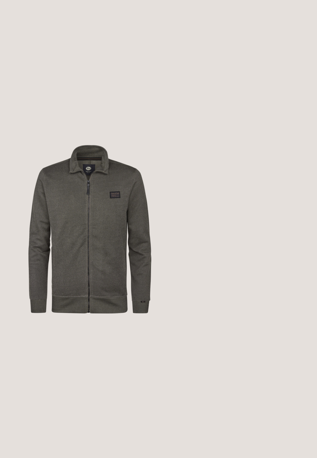 Grå zip-up jakke med højt krave, ribstrikkede ærmer og kant. Har et stoflogo-patch på brystet og tekstureret strik.; Quiltet olivengrøn vest med høj krave, sort lynlås og sidelommer. Har et diskret brandlogo på brystet, glat tekstur.; Olivengrøn polo-shirt lavet af bomuld; har en krave, tre-knaps placket og et lille logo-patch på venstre bryst. Korte ærmer.; Brune bukser med lige snit, der har forlommer og accentuerende syninger langs siderne for ekstra detaljer og tekstur.; Brune læder ankelstøvler med pelsfor, gummisål og en mørk overdel, der kontrasterer, med gule snørebånd og en subtil logo detalje.; Firkantet crossbody-taske med mørkegrøn lomme foran med lynlås, gråt hovedrum og bredt gråt skulderstrop.