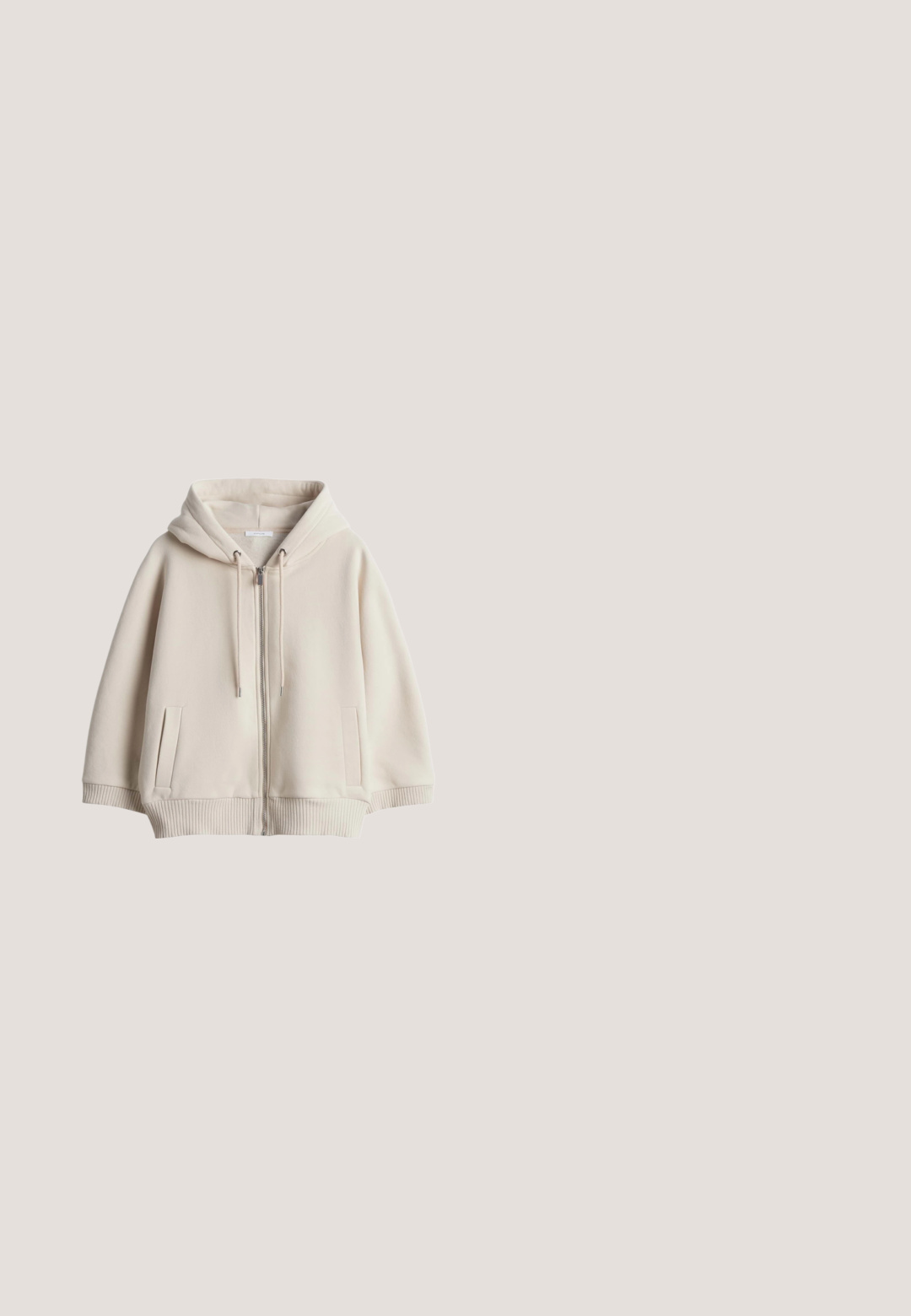 OPUS SOFT LOOSE BATWING FIT - Sweater met rits - natural glaze; Lichtgrijs ribgebreid kortärmelig shirt met ronde halslijn en elastische zoom, plat liggend op een witte achtergrond.; Lichtblauwe slim-fit spijkerbroek met knopen aan de voorkant, rits en klassieke vijfzakkenontwerp.; Beige leren sneaker met een gestructureerd oppervlak, ronde neus, platte veters en "RKO" gebosseleerd aan de zijkant en de hak. Rubberen zool voor duurzaamheid.; Beige leren heuptas met verstelbare band, voorvak met rits en ritstrekkers in goudkleur op een witte achtergrond.; Gouden chokersieraad met een slank, glad ontwerp, voorzien van een sluiting en een verstelbare ketting voor maatvariatie. Lichtgewicht en minimalistisch.