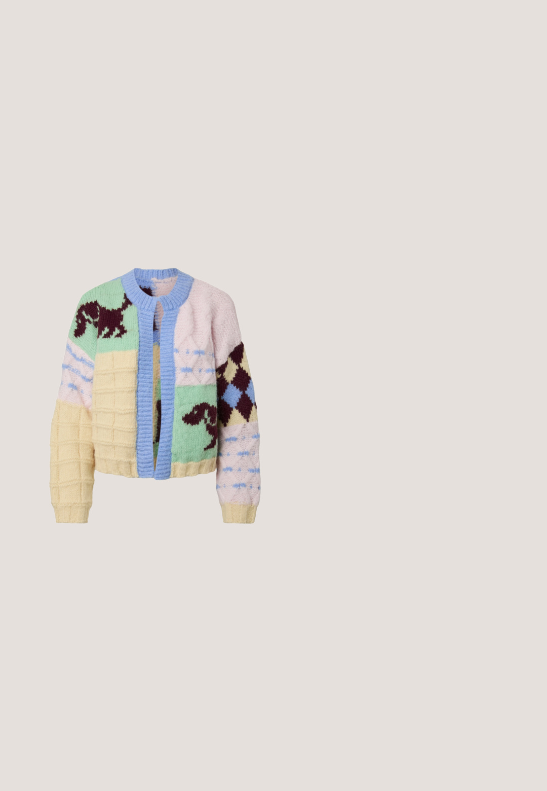 Grofgebreid vest met patchworkontwerp in pastelgeel, groen, roze en blauw, met donkerbruine abstracte patronen en blauwe biezen.; Witte aansluitende camisole met dunne verstelbare bandjes en klein roze geborduurd dierenlogo vlak bij de zoom.; Wrangler LOOSE STRAIGHT - Wijde jeans - silver lake; Bruine leren slingback high heel schoenen met puntige neus, verstelbare gespsluiting en zwarte stilettohak op een effen achtergrond.; Bruine lakleren handtas met een rechthoekige vorm, twee lange handvatten en subtiele gebogen accenten aan de voorkant.; Bruine leren riem met gouden afgeronde gesp, opgerold en liggend op een witte ondergrond.