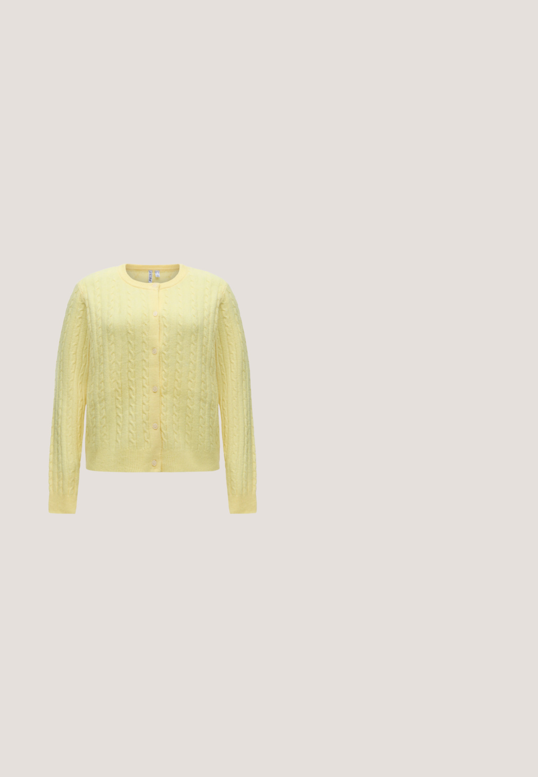 Cardigan jaune doux en maille torsadée, manches longues, encolure ronde et fermeture devant avec cinq boutons.; T-shirt blanc à manches courtes avec un papillon noir et le texte orange "RVCA" sur le haut à gauche de la poitrine.; Pantalon à cordon à carreaux jaunes et blancs avec poches latérales boutonnées et une coupe droite décontractée sur un fond uni.; Baskets en daim brun clair avec logo "V" crème sur le côté et semelle en caoutchouc marron, vues de profil gauche sur fond blanc.; Sac à bandoulière en fausse fourrure tachetée marron et blanche avec une fine sangle noire, présenté sur un fond blanc.; Boucles d'oreilles dorées avec une forme abstraite et organique, présentant une surface texturée et une fermeture à poussette.