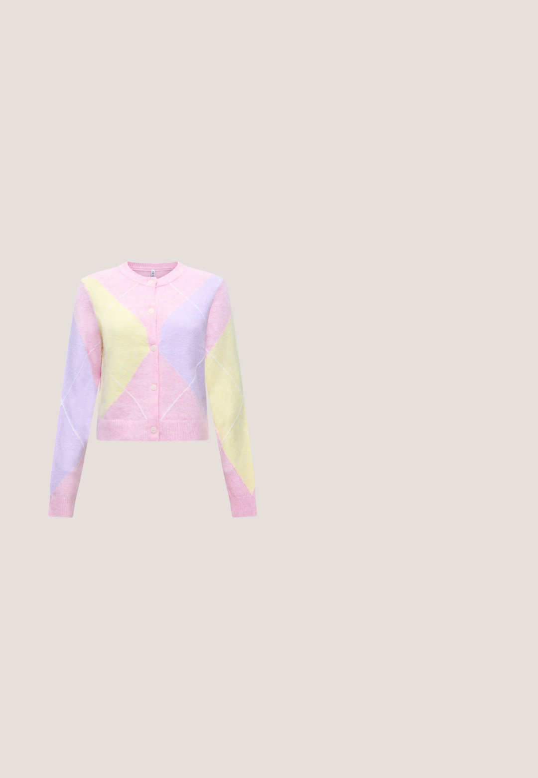 Cardigan rose pastel avec fermeture à boutons devant, avec de grands motifs losanges jaunes et lavande sur les manches longues et le corps.; Haut sans manches lilas à côtes avec un col en V et une coupe ajustée. Le matériau semble doux avec des détails de texture verticale. Étiquette de marque visible.; Pantalon de survêtement évasé violet clair avec une texture douce, une taille élastique et un cordon de serrage réglable. Comprend des coutures latérales pour une structure renforcée.; Sneaker blanche avec des accents pastel en jaune, rose et bleu. Matériaux en cuir lisse et en daim. Semelle en caoutchouc blanc épais avec un grip texturé.; Sac à main rectangulaire rose pâle avec double poignée, nœud décoratif, œillets métalliques et petit charm en forme de cœur sur un fond uni.; Boucles d'oreilles créoles en or avec un design texturé orné de petites perles rondes sur le bord extérieur. Légères avec une fermeture sécurisée.