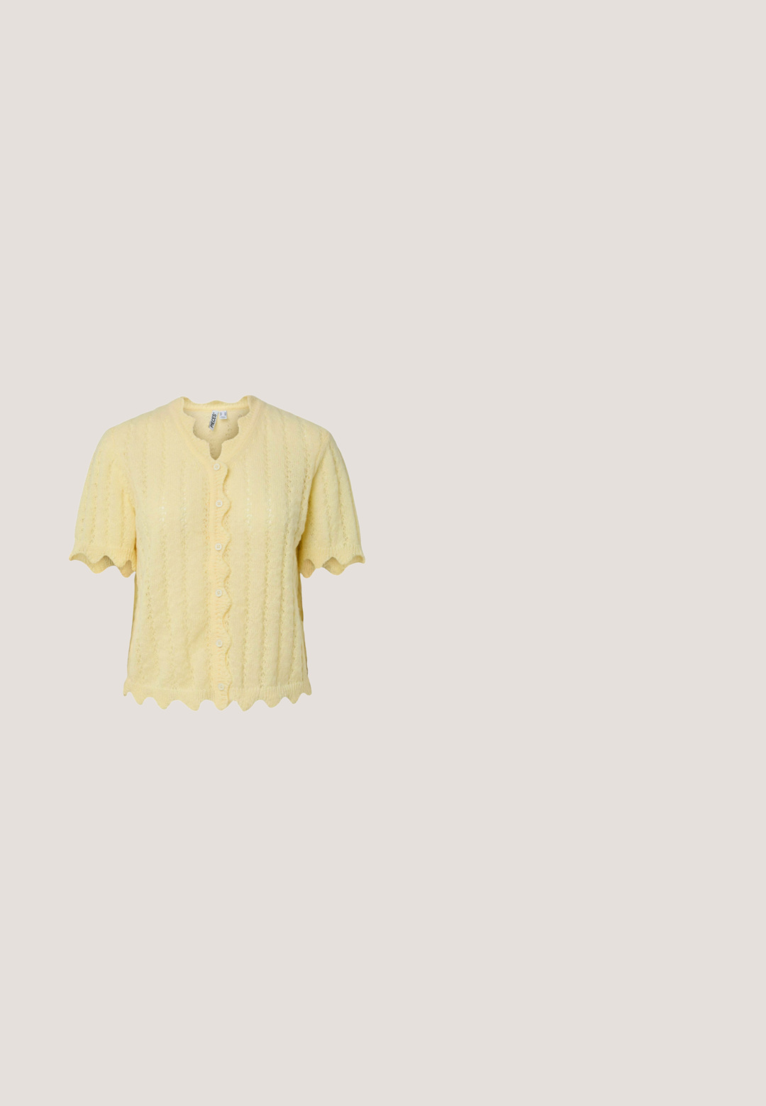 Cardigan tricoté jaune clair à manches courtes avec bords festonnés et boutons sur le devant, sur fond uni.; Haut sans manches beige clair à col halter profond avec un corsage ajusté sur fond blanc.; Shorts en coton jaune avec broderie à œillets, taille élastique et motifs floraux festonnés découpés.; Baskets basses en cuir crème et jaune avec des lacets jaunes épais et plats et une semelle en caoutchouc marron, vues de l'extérieur.; Sac à main rectangulaire blanc avec broderie florale jaune et bords frangés jaunes, équipé de deux petites poignées et d'une fermeture éclair.; Bracelet en or avec deux styles de chaîne et un pendentif citron jaune orné de petites perles vertes sur un fond blanc.