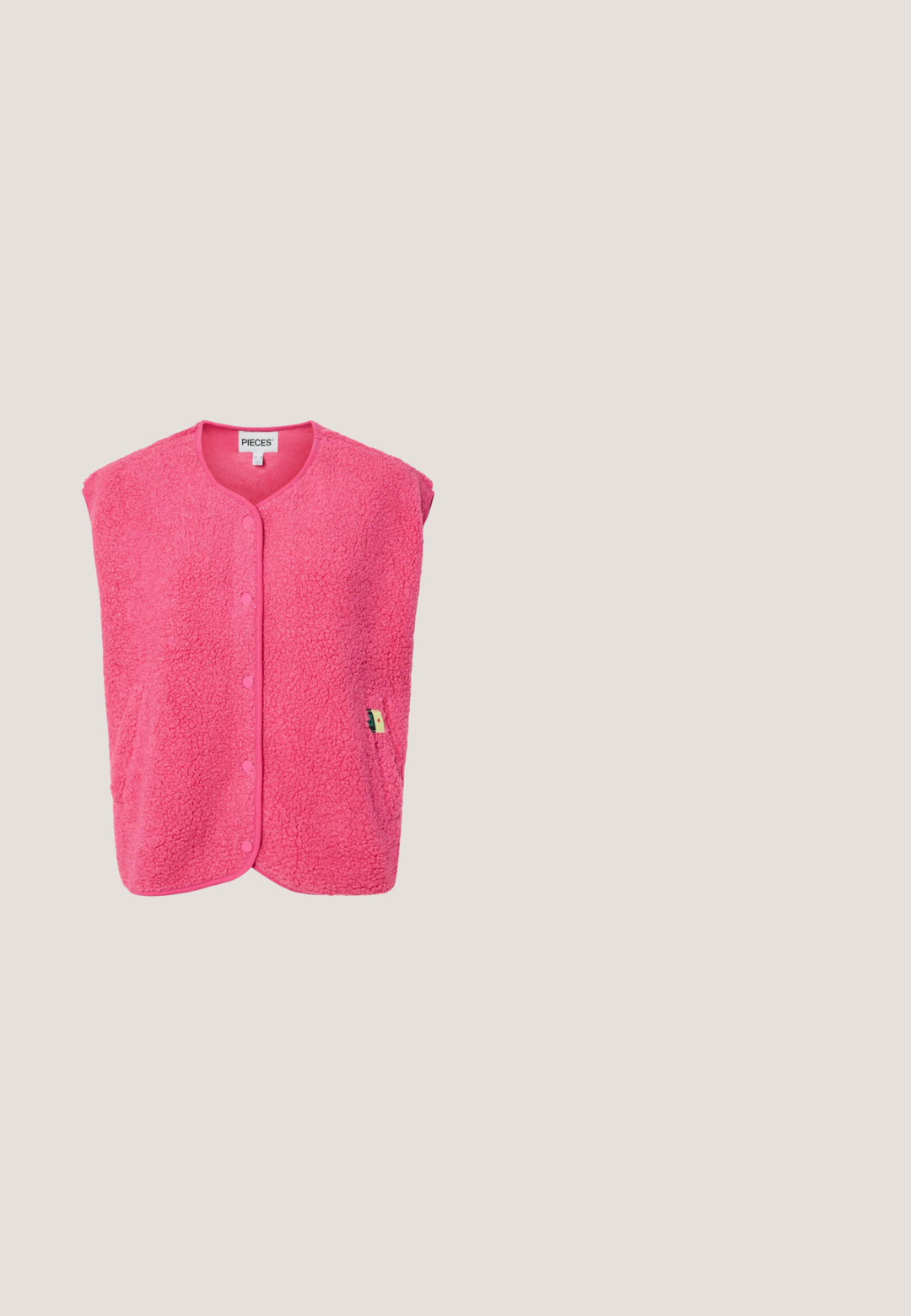 Fluffy roze mouwloze vest met knoopsluitingen, ronde halslijn en zijzak met een klein label. Zachte, gestructureerde stof.; Witte T-shirt met korte mouwen en een ronde hals met zwarte tekst "TAKE IT EASY" op de linker bovenborst.; Lichtroze en witte verticale gestreepte, hoog getailleerde, wijde broek met knoopsluiting aan de voorkant en een gestructureerde stof.; Roze plateau sneaker met witte zool, veters aan de voorkant en twee rode hartjes aan de zijkant, gemaakt van stof.; Roze transparante cat-eye zonnebril met donker getinte glazen op een witte achtergrond.; Roze stoffen totebag met franjes en groene tekst "TUTTO BENE" gecentreerd vlak bij de bovenkant, twee handvatten die omhoog steken.