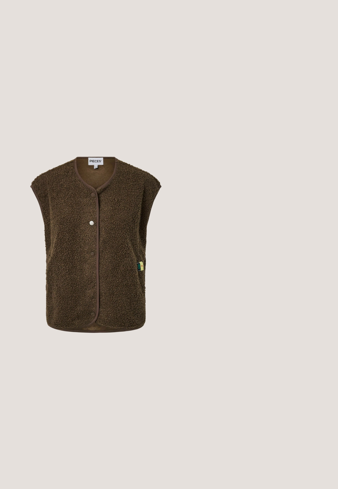 Veste sans manches marron en polaire avec boutons, col rond et petite étiquette colorée sur le côté.; Pull à col roulé marron foncé côtelé, manches longues, coupe ajustée, ourlet droit et extrémités des manches légèrement volantées, présenté sur fond blanc.; Pantalon marron à jambes larges en tissu doux, doté d'une ceinture élastique avec cordon de serrage et de poches latérales. Design simple et décontracté.; Chausson à enfiler en suède marron avec doublure en polaire blanche et semelle en caoutchouc épaisse à fond antidérapant, présenté en vue latérale.; Lunettes de soleil rectangulaires marron avec une monture brillante et des verres foncés dégradés, vues de face sur fond blanc.; Sac cabas en fausse fourrure marron foncé doux avec deux courtes bretelles en cuir noir sur fond blanc.