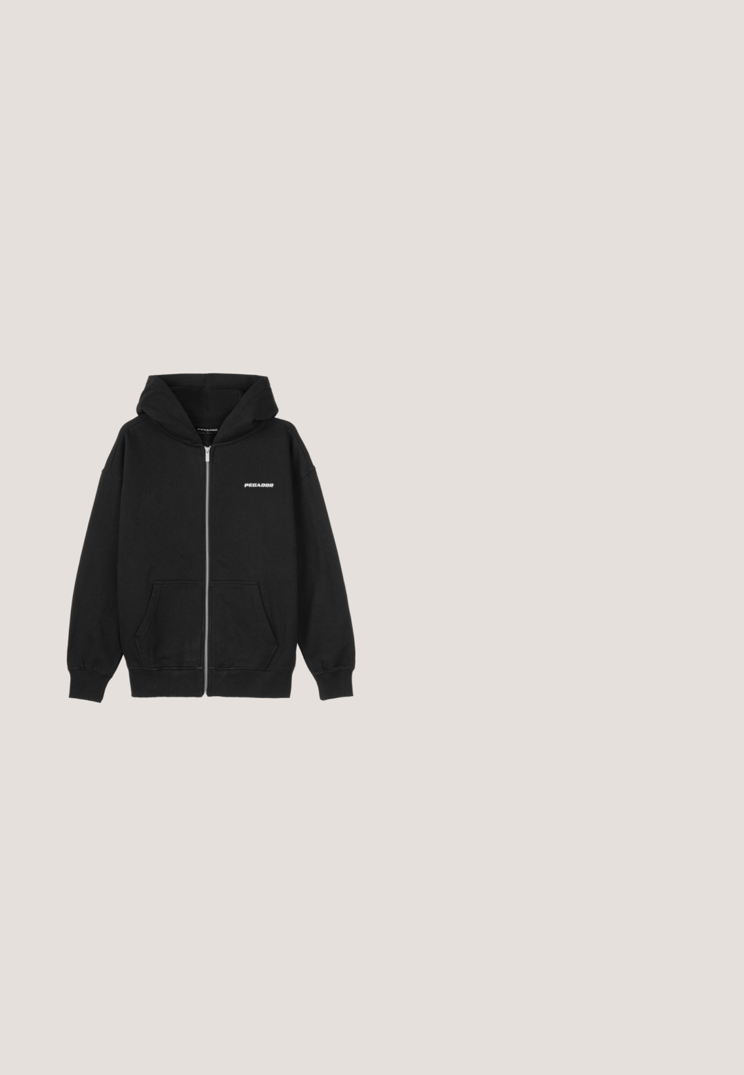 Sort zip-up hættetrøje lavet af bomuld, med en forlommo, ribbede manchetter og en hætte med snor. Inkluderer "PEGADOR" logo på brystet.; Sort cropped t-shirt med korte ærmer, dyb V-hals, snor i kanten og en hvid broderet logo på venstre side.; Sorte sweatpants lavet af blødt stof, med elastisk talje og tætsiddende manchetter. Inkluderer et lille hvidt logo på siden.; Sort Replay-sneaker med platformsål, sorte snørebånd og præget logo på siden og hælen mod en lys baggrund.; Sort skuldertaske lavet af struktureret nylon, med en buet form, lynlås lukning, justerbar rem og et lille logo-patch.; Sølvkæde halskæde med små runde diamanter jævnt fordelt, sikret med en karabinhage og justerbar kædeforlængelse.