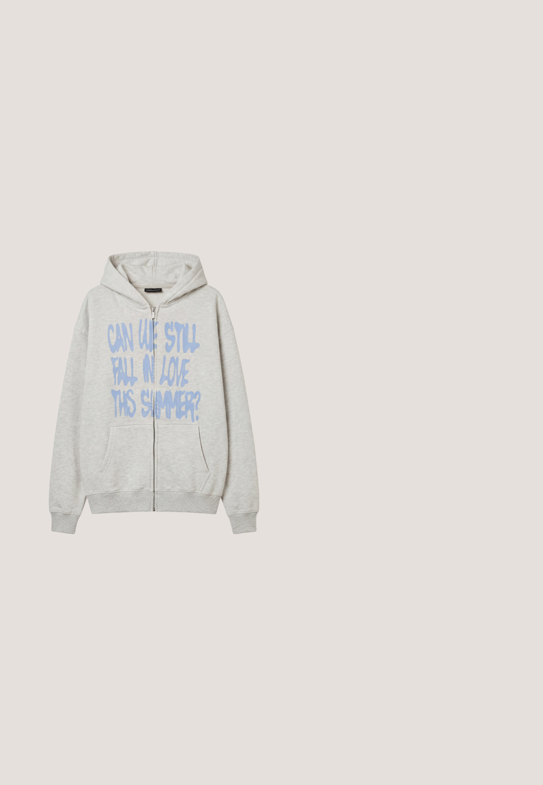 Sudadera con capucha y cremallera de color gris claro con bolsillos delanteros y texto azul que dice: "¿Podemos todavía enamorarnos este verano?" en el frente.; Camisa negra de manga corta con textura acanalada, cuello clásico, botones en la parte delantera y dobladillo recto. Sin patrones ni acentos visibles.; Pantalones deportivos negros hechos de una tela suave, con cinturilla elástica, cordón ajustable y diseño de pierna recta. Sin patrones visibles ni adornos.; Zapatilla blanca con acentos en negro y gris, que presenta una puntera texturizada en gris, suela de goma negra y cordones planos blancos. Diseño limpio, estilo minimalista.; Bolsa de mensajero negra con cierre de solapa y bolsillo delantero texturizado, correa de hombro ajustable y diseño minimalista sobre fondo liso.; Conjunto de joyería en tono plateado que incluye un collar de cadena gruesa con cierre de langosta y un anillo texturizado a juego. Ambas piezas son brillantes y metálicas.