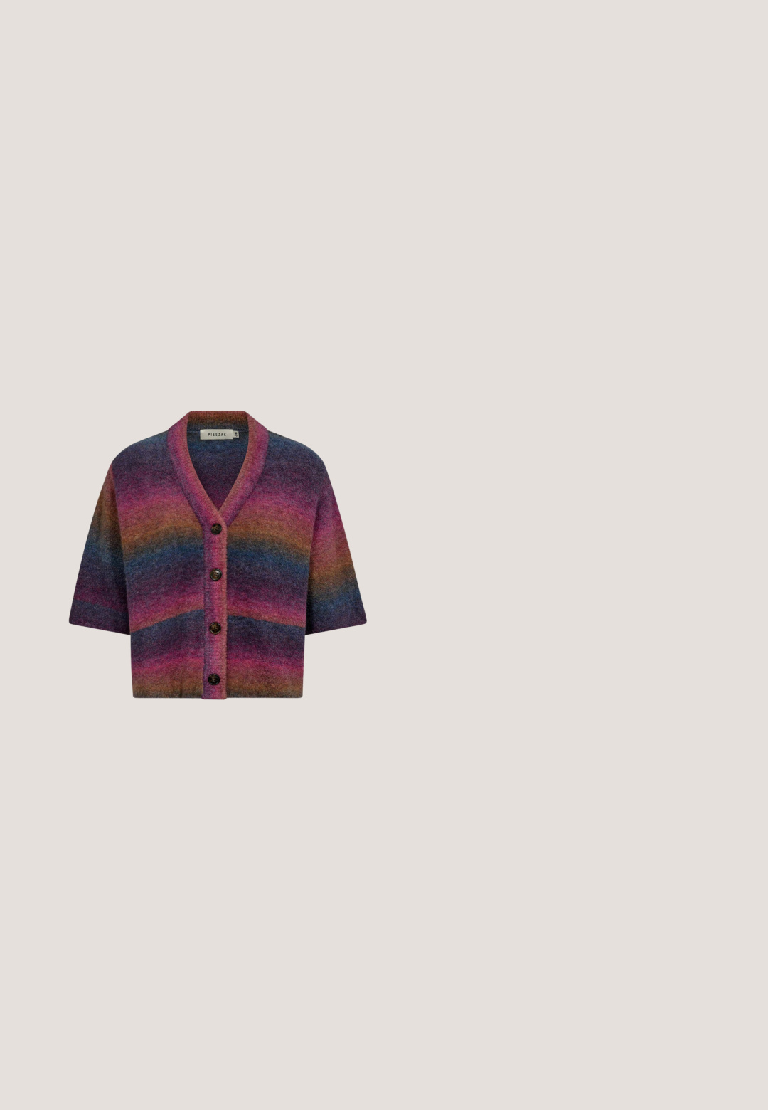 Kurzärmlige, knöpfbare Strickjacke in einem Farbverlauf von lila, rosa und blau, mit V-Ausschnitt und weichem, strukturiertem Stoff.; Oversized kurzärmliges T-Shirt in dunklemburgunderrot mit Rundhalsausschnitt und kleinem, mittig gesticktem Logo auf der Brust.; Burgunderfarbene Cordhosen mit weitem Bein, frontalen Taschen und einem Knopfverschluss. Weiche Textur und eine einheitliche, kräftige Farbe durchgehend.; Rosa und kastanienbraune Wildledersneaker mit weißen Streifen, ausgestattet mit einer strukturierten Gummi-Sohle und Schnürverschluss. Abgerundete Zehenform.; Dunkelrote, halbmondenförmige Lederhandtasche mit verstellbarem geknotetem Riemen und silbernen Beschlägen am Verschluss.; Armband in Gold-Ton mit verschiedenen farbigen facettierten Perlen, darunter Türkis, Rot, Grau und Creme, mit Karabinerverschluss und Verlängerungskette.