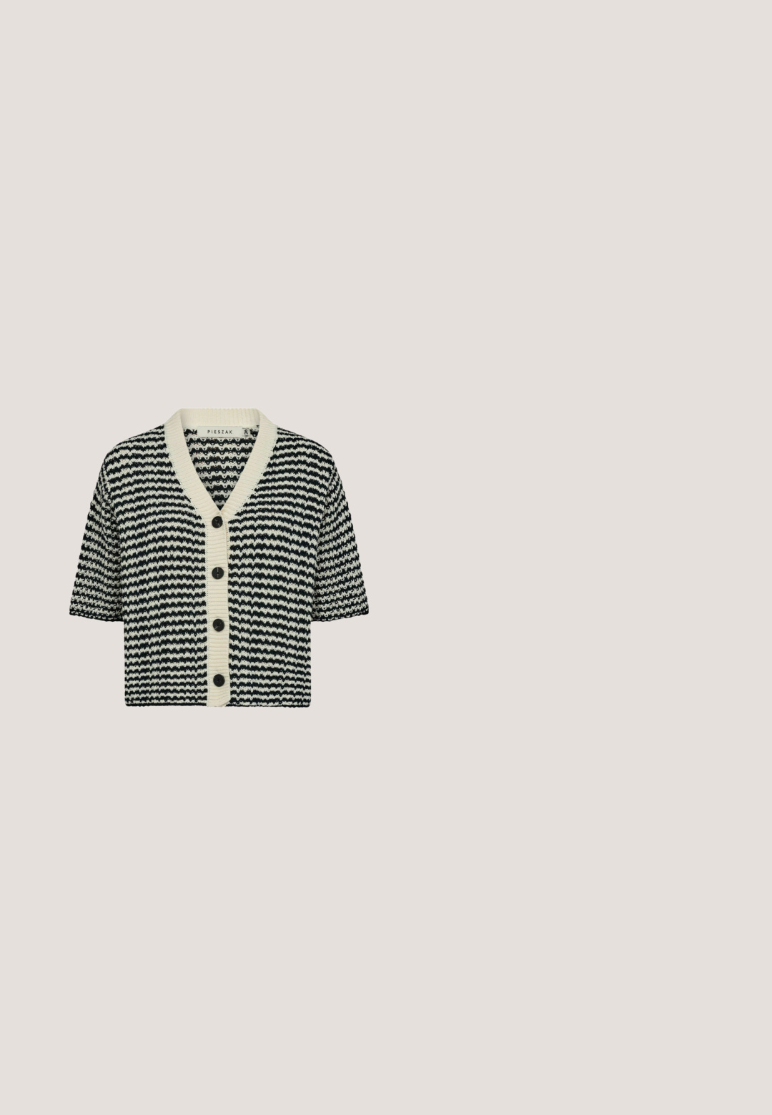 Korte mouwen cardigan in zwart-wit zigzagpatroon, met een beige geribbelde kraag en vijf zwarte knopen aan de voorkant.; Gestreepte crew neck t-shirt in crème en zwart, met korte mouwen en een rechte snit, gemaakt van een zacht breimateriaal.; Zwarte stoffen broek met verticale blauwe strepen, wijdbeenontwerp en een elastische tailleband. Gladde textuur, geen zichtbare sluitingen.; Zwarte leren sleehak sandaal met een gevlochten jute zool, voorzien van een ronde neus en enkelriem. Aanzienlijke hoogte en textuurdetail op de sleehak.; Handgeweven zwart-wit gestreepte draagtas met brede zwarte handvatten en een klein olifantvormig bedeltje bevestigd bij het handvat.; Delicate gouden ketting met een abstracte, organisch gevormde gouden hanger met drie gebogen, gladde elementen.