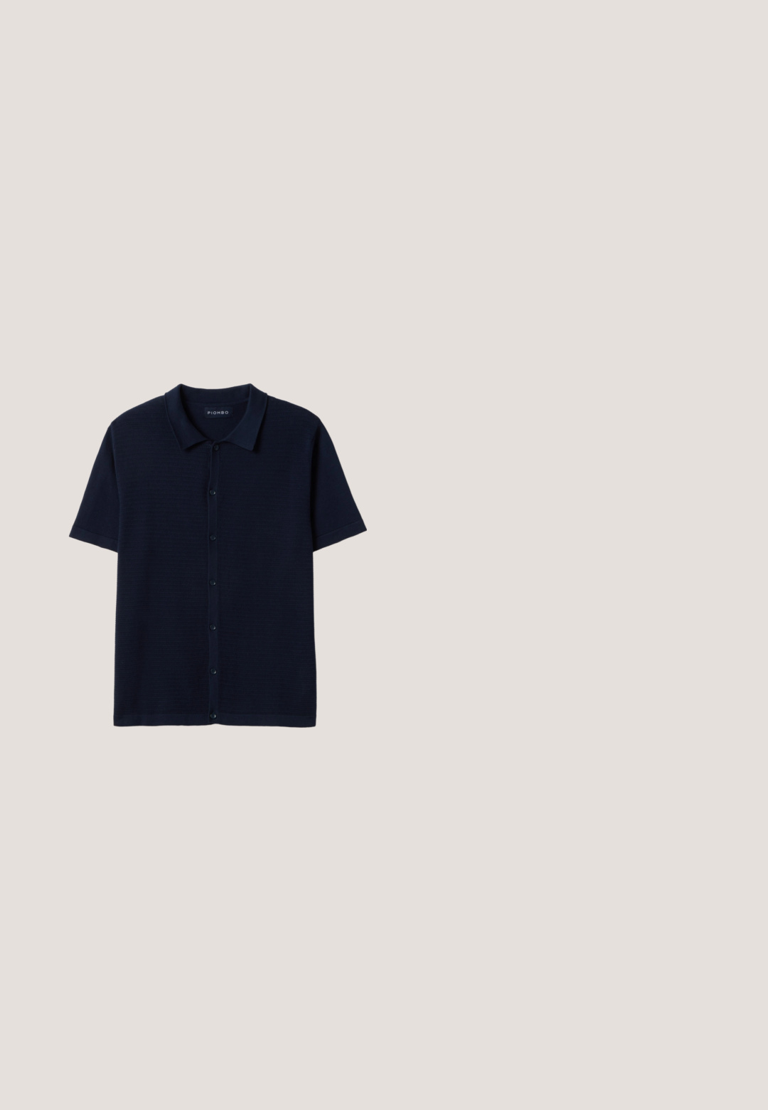 Marineblauw gebreid poloshirt met korte mouwen, knopen aan de voorkant en een zachte kraag.; Navyblauwe overhemdenjack gemaakt van zachte stof, met twee borstzakken, een knoopsluiting aan de voorkant en lange mouwen met knoopmanchetten.; Slim fit lichtblauwe herenbroek met voorzakken, lussen voor riem, knoop- en ritssluiting.; Leren instapschoen in donkerblauw met een gladde afwerking, witte rubberen zool en bruine accentdetails bij de hak.; Marineblauwe schoudertas gemaakt van gestructureerde stof, met een ritssluiting, verstelbare schouderband en een reliëflogo op de voorkant.; Navy geweven riem met een zilveren rechthoekige gesp, voorzien van leren accenten en een gemêleerd patroon voor extra grip en flexibiliteit.