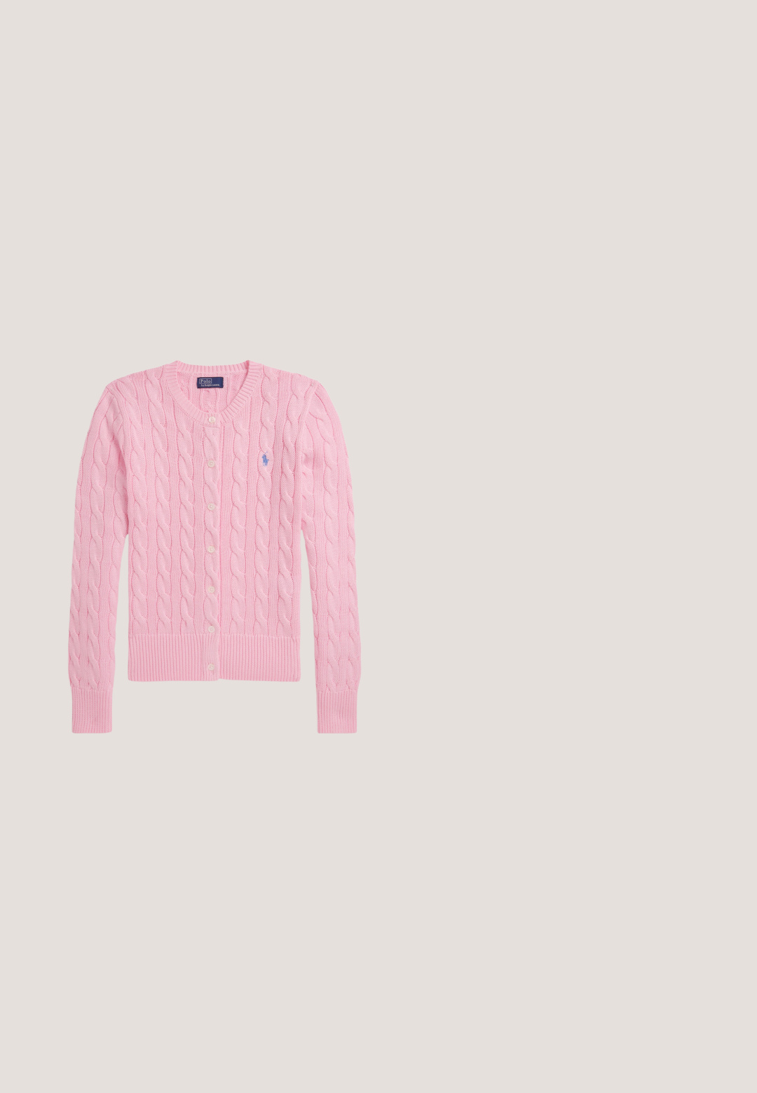 Vaaleanpunainen palmikkoneulejakku, jossa pitkät hihat, napillinen edusta, resorireunukset hihoissa ja helmassa sekä pieni sininen Polo Ralph Lauren -logo rinnassa.; Pitkähihaista, kauluksellista paitaa kirkasta vaaleanpunaista pellavaa, jossa on pieni sininen logo vasemmassa rinnassa ja valkoiset napit edessä.; Korkeavyötäröiset siniset farkut, joissa levenevät lahkeet ja hieman haalistumaa etureiden alueella, esitetty valkoisella taustalla.; Musta mokkanahkainen litteä loafer, jossa tupsukoriste ja kumipohja, sivuprofiili vaalealla yksivärisellä taustalla.; Musta teksturoitu nahkainen olkalaukku, jossa on kaareva lappu ja kullanvärinen "RL"-logo edessä. Säädettävä olkahihna ja kullanväriset metalliosat.; Kermanvärinen nahkavyö, jossa on suorakulmainen kultasävyinen solki, koristeelliset tikkausvaikutteet ja pieni logo soljen läheisyydessä.