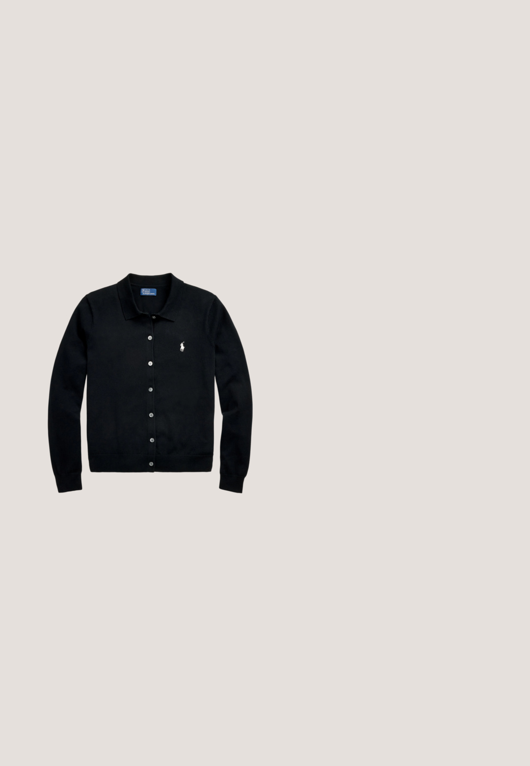 Sort cardigan lavet af blødt materiale, med polo-krave, knaplukning foran og lille broderet logo på brystet. Glat tekstur.; Blå t-shirt med korte ærmer og rund hals med lille rødt Polo Ralph Lauren-logo på venstre bryst, vist på hvid baggrund.; Højtaljede blå jeans i denim med klokkeformede ben og let falmet område foran på låret, vist mod hvid baggrund.; Sorte læder loafers med struktureret finish, der har en dekorativ rem og flad hæl. Slank, minimalistisk design med rund tå.; Person iført sorte bukser og gul skjorte holder sort læderhåndtaske med guldkæde, står indendørs på trægulv.; Guld hoops øreringe, hver med en enkelt hængende hvid perle og små rhinsten detaljer på en lys baggrund.