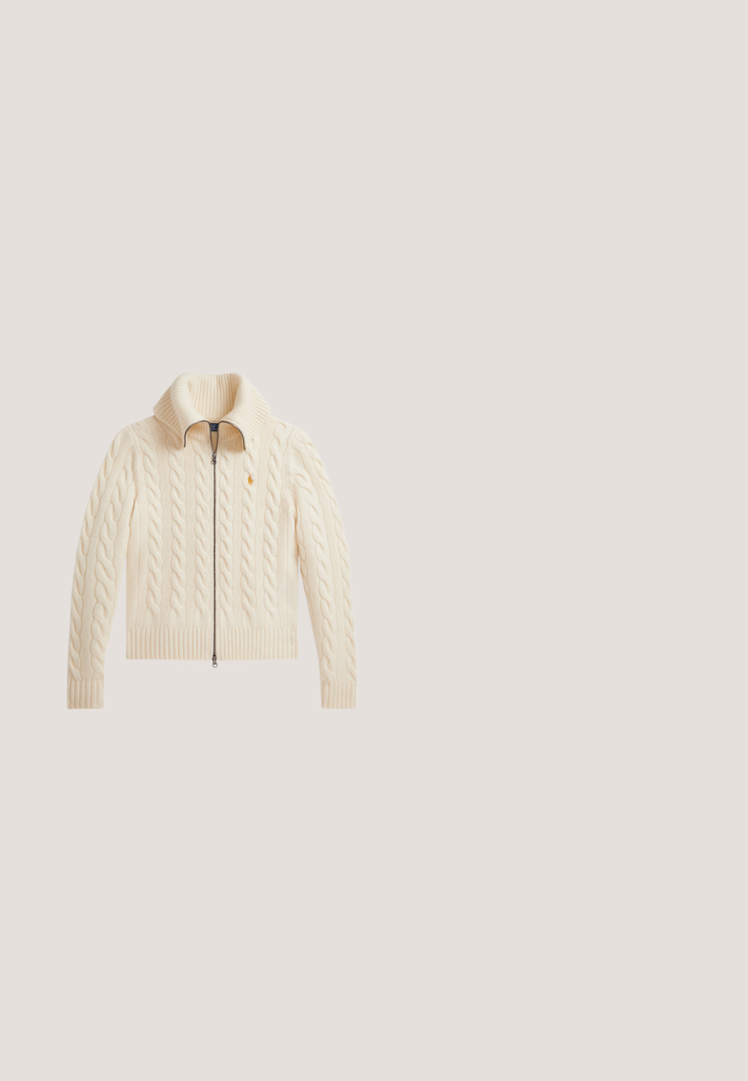 Suéter crema de punto con cremallera, cuello y puños acanalados, con un logo sutil en el pecho izquierdo y detalles de patrón texturizado.; Jersey sin mangas en color crema con rayas horizontales en azul marino. Cuenta con un cuello y dobladillo acanalados, con una marca bordada en la parte inferior.; Camisa amarilla de rayas con botones, con rayas azules, mangas largas, cuello y un pequeño logo bordado en el pecho izquierdo.; Vaqueros acampanados de tiro alto en azul oscuro con botón frontal y bolsillos, con un ligero desgaste en los muslos y las zonas de las rodillas, mostrados sobre un fondo blanco.; Zapato de tacón puntiagudo de cuero negro con un tacón bajo en forma de cono, textura suave y un corte bajo en la parte superior para mayor visibilidad del pie.; Bolso de cuero negro con forma redondeada, asa corta, herrajes dorados y un sutil acento de punto dorado en el frente. Textura suave.