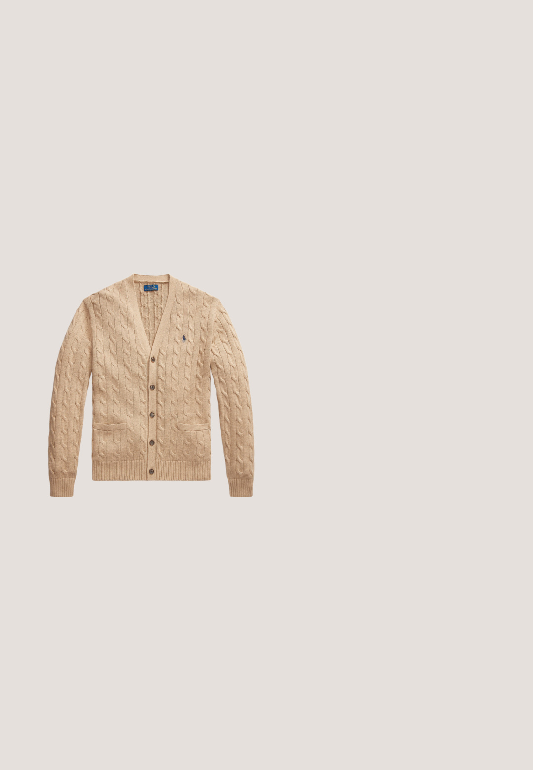 Beiger Grobstrick-Cardigan mit V-Ausschnitt, vorderen Taschen und Knöpfen. Gerippte Bündchen und Saum mit kleinem Logo auf der Brust.; Weißes Hemd mit langen Ärmeln, Knopfleiste und Kragen, mit kleinem dunklem Logo auf der linken Brust, flach auf einem hellen Hintergrund liegend.; Braune karierte Hose mit hohem Bund, Falten, Seitentaschen, geknöpftem Seitentab, umgeschlagenen Säumen und maßgeschneiderten geraden Beinen.; Hellbrauner Veloursleder-Slipper mit genähten Details und kleinem besticktem Pferde-Logo an der Seite, mit niedrigem Holzabsatz und Schlupf-Design.; Dunkelbraune Leder-Umhängetasche mit vorderer Schnalle und verstellbarem Schulterriemen, Polo Ralph Lauren-Logo auf dem unteren vorderen Panel.; Brauner geflochtener Ledergürtel mit silberner Metall-Schnalle, aufgerollt vor weißem Hintergrund.