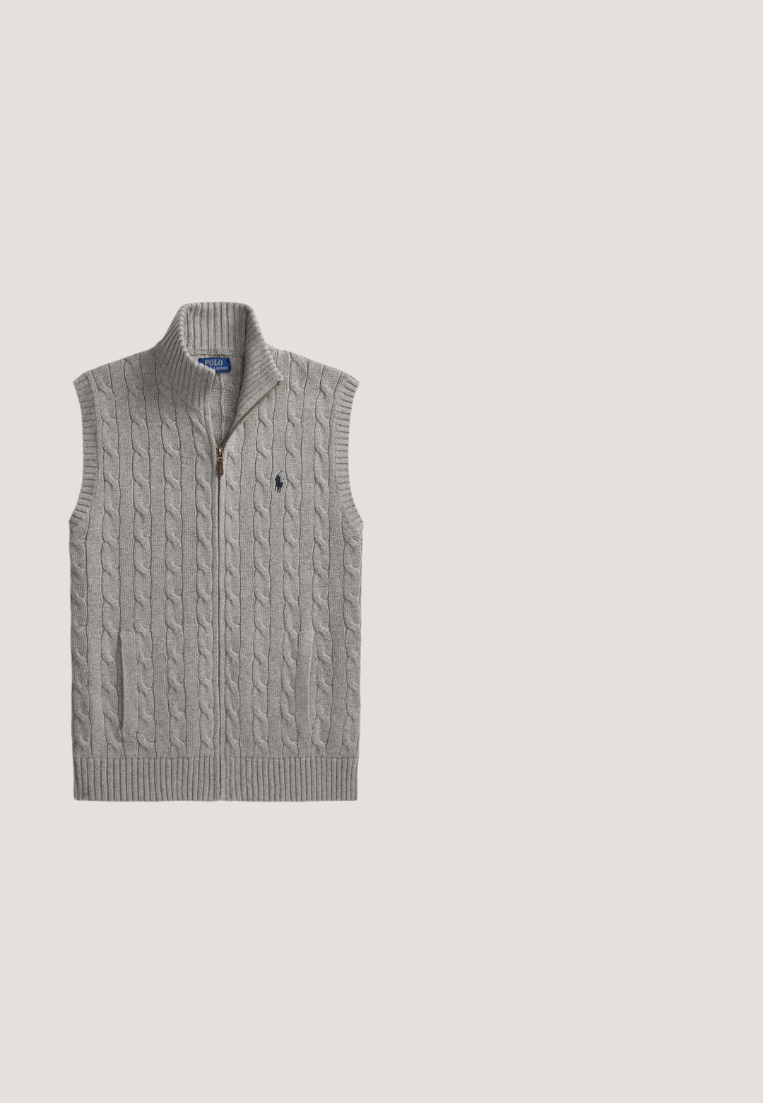 Graue ärmellose Strickweste mit Zipper vorne, geripptem Kragen und Saum sowie kleinem gesticktem Logo auf der linken Brust.; Weißes Poloshirt mit kurzen Ärmeln, Kragen, zwei Knöpfen und kleinem dunkelblau besticktem Logo auf der linken Brust.; Beige Baumwolljeans mit schlanker Passform, fünf Taschen-Design und sichtbaren Nähten. Verfügt über einen Metallknopf und ein Etikett am Bund.; Olivgrüner Wildleder-Sneaker mit brauner Gummisohle, weißem Fersenriegel, Schnürung vorne und weißem Ralph Lauren Polo Spieler-Logo auf der Seite.; Schwarze rechteckige Sonnenbrille mit dunkelgrünen Gläsern und einem kleinen Polo-Logo am Bügel, auf weißem Hintergrund platziert.; Brauner Ledergürtel mit einer rechteckigen goldfarbenen Schnalle, die einen erhabenen Polo-Spieler auf dem Pferd mit einem Schläger zeigt.