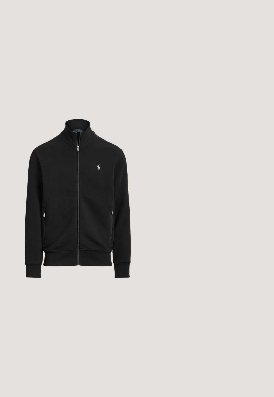 Čierna bunda na zips s stojatým golierom, dvoma vreckami na zips a malým bielym logom Polo Ralph Lauren na ľavej strane hrudníka.; Svetlozelené polokošeľa s krátkym rukávom, golierom, dvoma gombíkmi a malým červeným vyšívaným logom na ľavej strane hrudníka.; Čierne jogger nohavice so zaviazanými členkami, sťahovacím pásom, bočnými vreckami a malým bielym logom hráča polu na pravej stehne.; Čierna nízka teniska s čiernymi šnúrkami, bielym vnútorným lemom a bielym logom Polo Ralph Lauren na boku a päte.; Čierne obdĺžnikové slnečné okuliare s tmavozelenými šošovkami a malým logom Polo na stranici, umiestnené na bielom pozadí.; Čierny kožený pletený opasok so striebornou kovovou prackou, s hladkou textúrou a slučkou na prispôsobenie, ktorá zobrazuje ležérny dizajn.