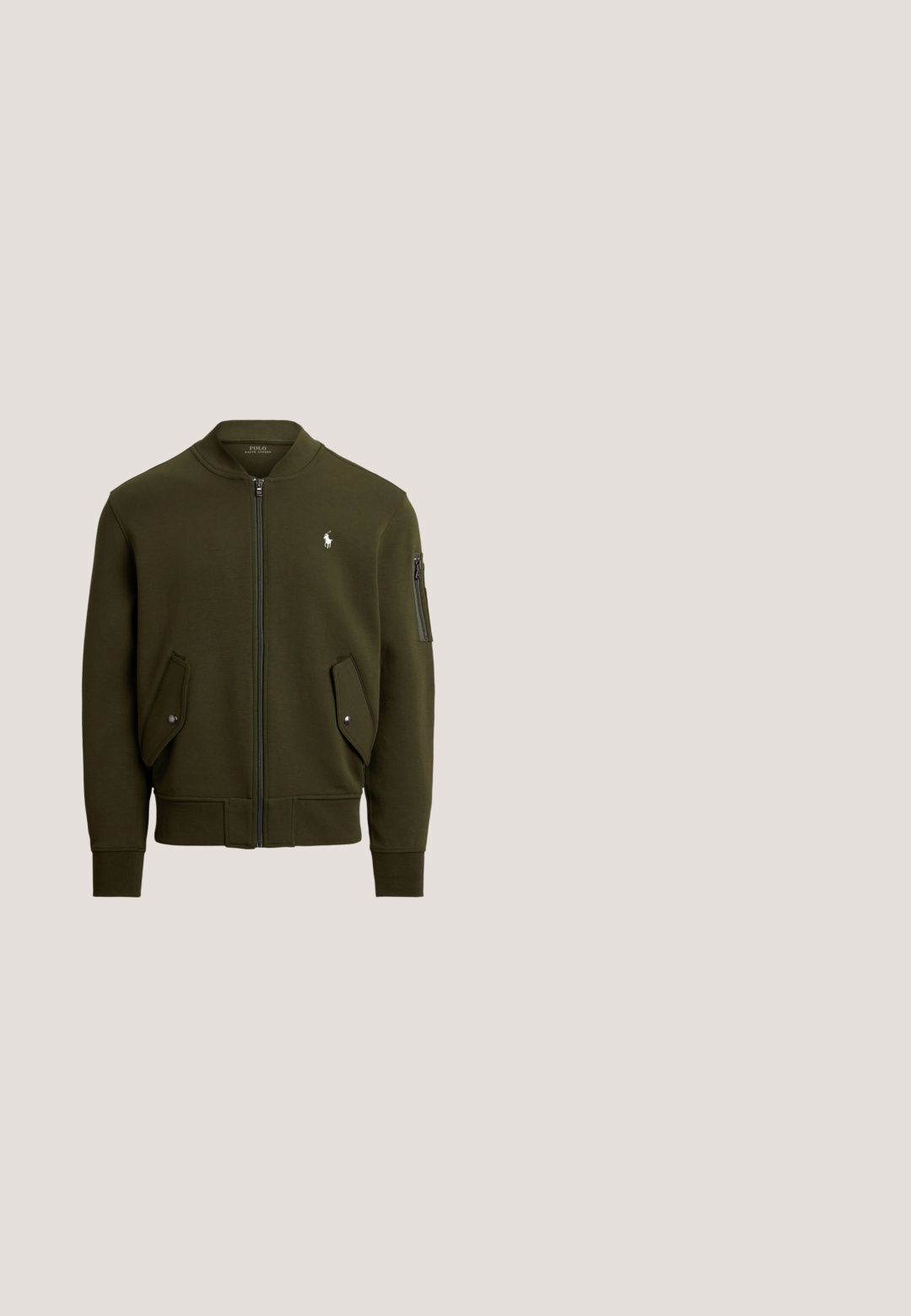 Dunkelgrüne Bomberjacke mit Reißverschluss, zwei vorderen Klappentaschen, einer Reißverschlusstasche am Ärmel, gerippten Bündchen und kleinem weißem Polo-Logo auf der Brust.; Marineblaue, gesteppte, ärmellose Weste mit Frontreißverschluss und Kordelzugkapuze, versehen mit kleinem, gesticktem Logo auf der linken Brust.; Weißes T-Shirt mit einem Teddybär in blauem Blazer, der Tennisschläger hält und auf einem grünen Platz steht, mit Text darunter.; Braune Cordhosen mit einem elastischen Bund und Zugband, seitlichen Taschen und geraden Beinen mit strukturiertem Rippenmuster.; Marineblaue Low-Top-Sneaker mit weißen Schnürsenkeln, brauner Sohle und Polo-Spieler-Logo an der Seite, von links betrachtet.; Brauner geflochtener Stoffgürtel mit dunklen Lederenden und einer silbernen rechteckigen Metallschnalle vor weißem Hintergrund.
