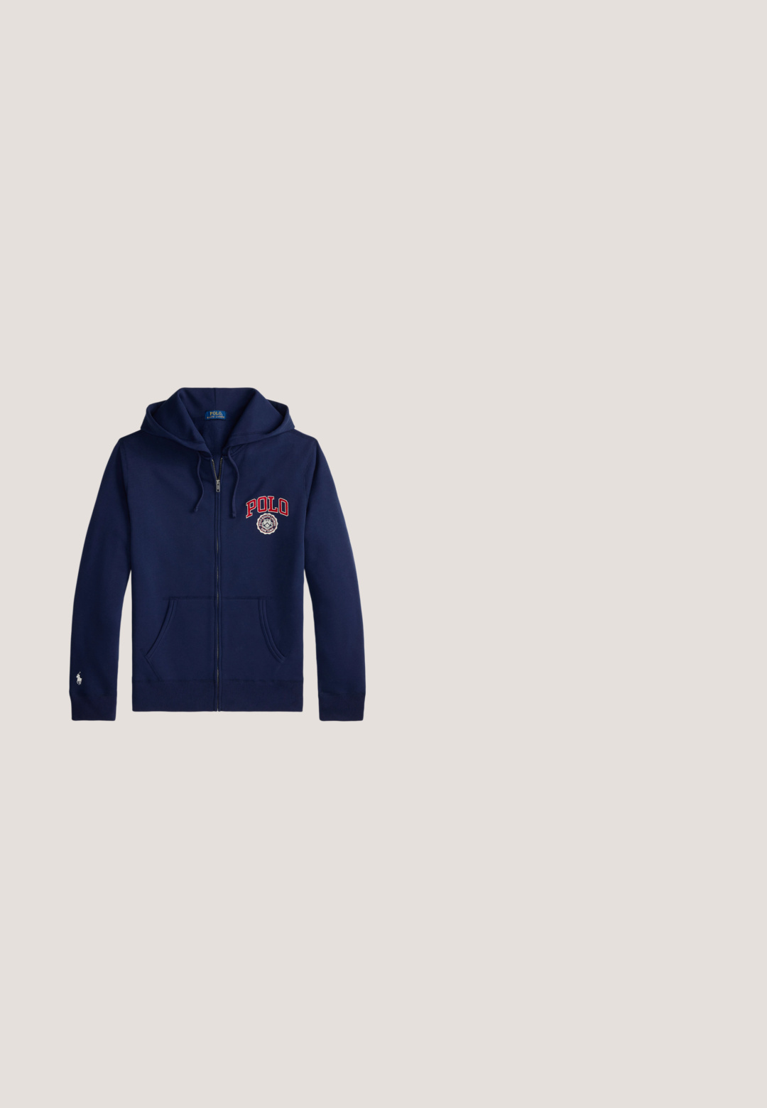 Tumesinine kapuutsiga lukuga dressipluus ees taskutega, punane "POLO" tekst ja embleem rinnal ning väike valge hobuse logo vasaku varruka alläärmel.; Kreemikaalune vest, millel on sile ülemine osa ja tekstuuriga fliisist alumine osa, lukuga ja nööbiga taskute detailid, kõrge krae.; Kollane lühikeste varrukatega t-särk ümar kaelusega, vasakul rinnal väike tumesinine Polo Ralph Laureni logo.; Tumesinised dressipüksid puuvillasegust materjalist, millel on elastne vöökoht nööriga, küljetaskud ja suur valge "US" logo.; Tumesinine ja valge tennisking, millel on seemisnaha ja kangastega detailid, valge logo küljel, valge kandurib, ning beež tald musta tallaga.; Tumesinine ümber keha kantav kott musta reguleeritava rihmaga, ees lukuga tasku ja väikese halli tikandiga polo mängija logoga.
