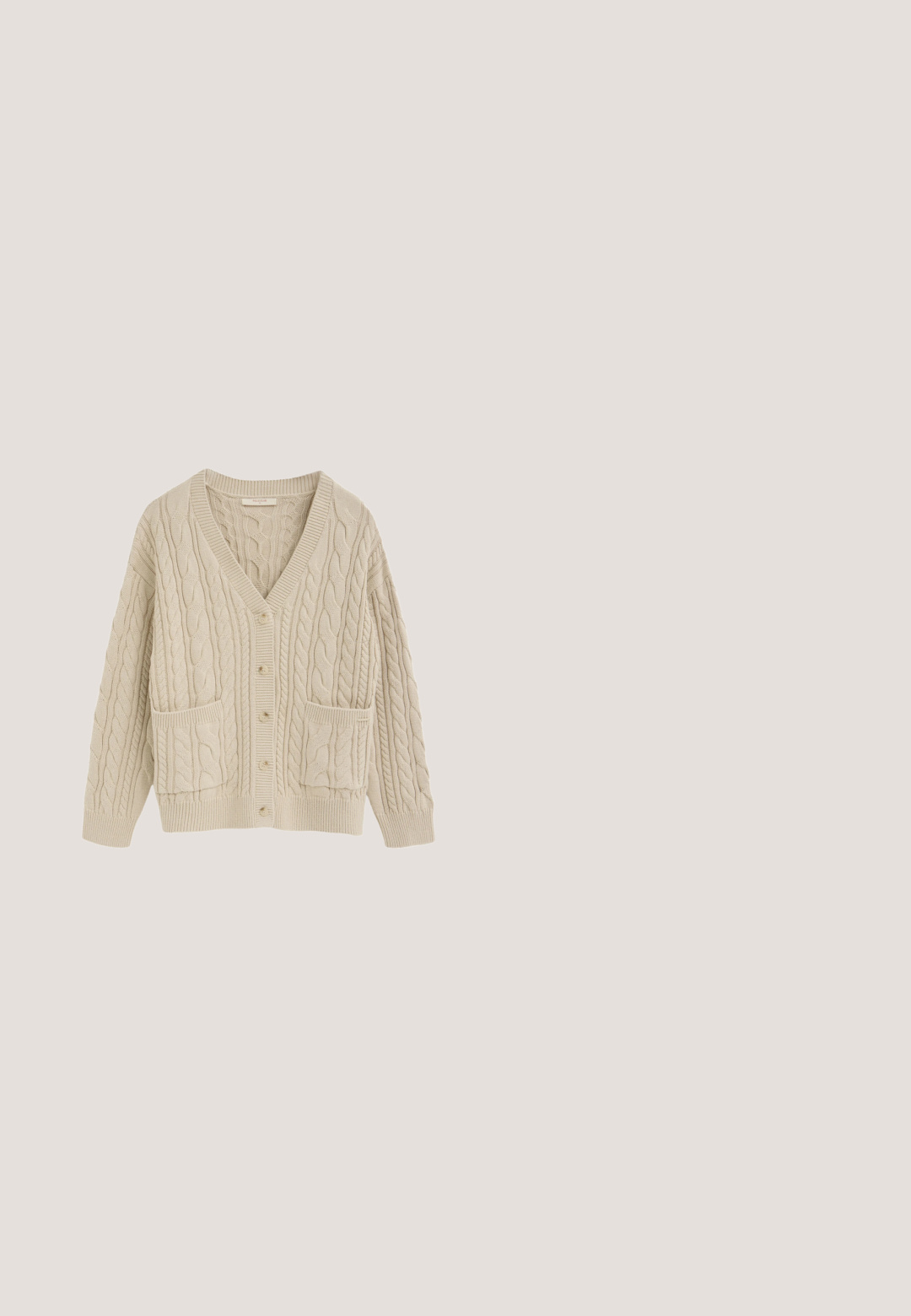 Cárdigan beige de punto trenzado con escote en V, botones delanteros, mangas largas, puños acanalados, dos bolsillos parche delanteros y patrón texturizado.; Blusa blanca de manga larga con escote con volantes y textura suave; presenta un lazo en el cuello y mangas abullonadas fruncidas.; Falda midi beige con patrón abstracto de manchas negras y marrones, dobladillo acampanado y costuras que crean detalles en paneles.; Pikolinos ALDAYA - Zapatos sin cordones - dark brown; Bolso de mensajería de cuero marrón con solapa, dos hebillas metálicas y costuras decorativas. Presenta un pequeño bolsillo frontal y detalles en plata.; Collar de perlas blancas con perlas de tamaño uniforme, textura suave y un broche de plata que cuenta con una cadena ajustable para personalizar la longitud.