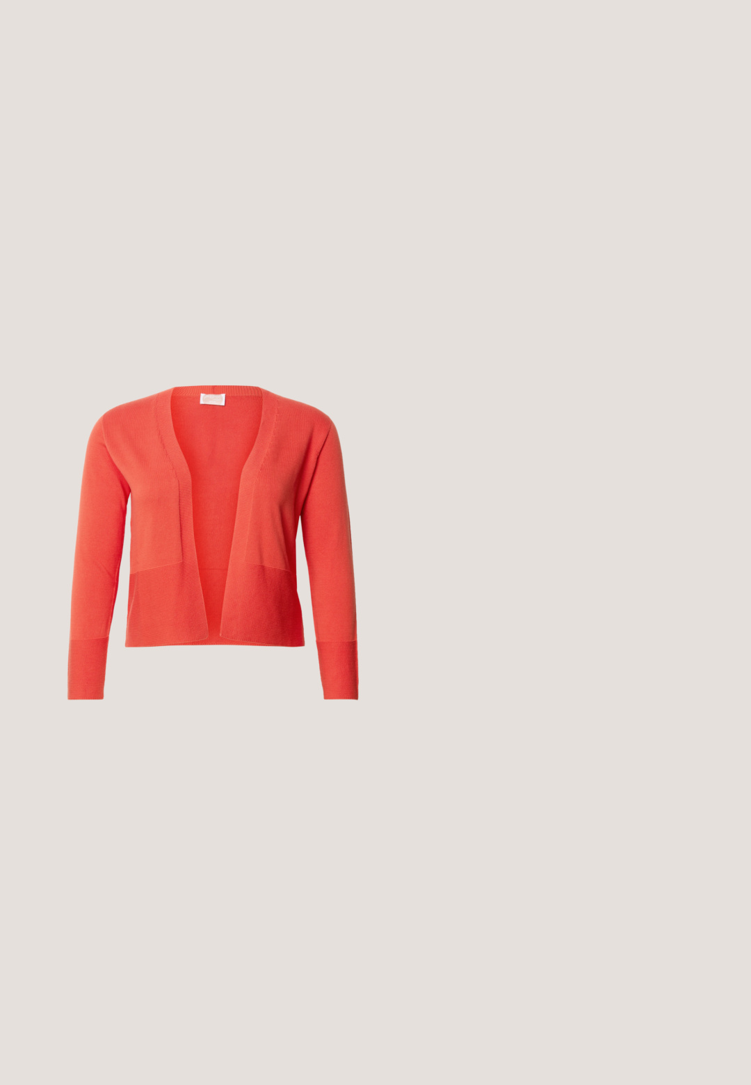 Cardigan corail en maille à ouverture frontale, manches longues et poignets côtelés, présenté sur un fond clair uni.; Haut sans manches blanc avec une texture lisse, décolleté en V et coupe décontractée. Ourlet légèrement arrondi et fentes sur les côtés pour un meilleur mouvement.; Jean en denim bleu avec une légère évasement, cuisses avant décolorées, poches avant et coutures orange, posé à plat sur un fond blanc.; Escarpin slingback en daim brun foncé avec bout pointu et talon kitten sur un fond clair uni.; Sac en cuir marron avec deux pochettes assorties ; le sac a de longues poignées, tandis que les pochettes ont des fermetures éclair et des tailles variées. Accents dorés inclus.; Boucles d'oreilles en or avec une finition polie, présentant une forme arrondie et une fermeture à charnière. Texture lisse et design minimaliste.