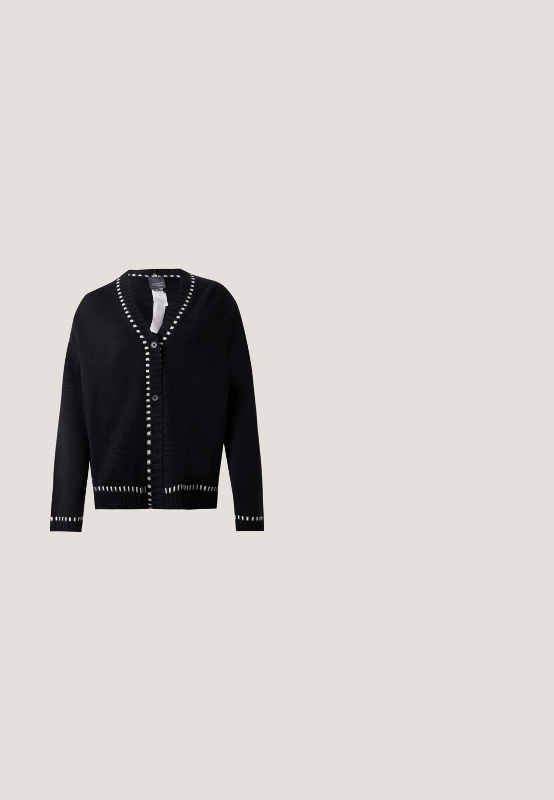 Cardigan noir boutonné avec une bordure blanche cousue le long du col en V, de la ligne de boutons, des poignets et de l'ourlet, présenté sur un fond uni.; Haut sans manches blanc avec une texture lisse, décolleté en V et coupe décontractée. Ourlet légèrement arrondi et fentes sur les côtés pour un meilleur mouvement.; Jean en denim blanc avec une coupe droite. Comprend cinq poches, une fermeture à bouton en haut et des finitions métalliques en argent avec une texture lisse.; Call it Spring DARIAHH - Escarpins - black; Sac d'épaule noir brillant avec garnitures dorées et bandoulière réglable, petit logo de la marque ALDO centré à l'avant.; Boucles d'oreilles demi-cercles ton argent avec texture striée et fermoirs à pression sur fond blanc.