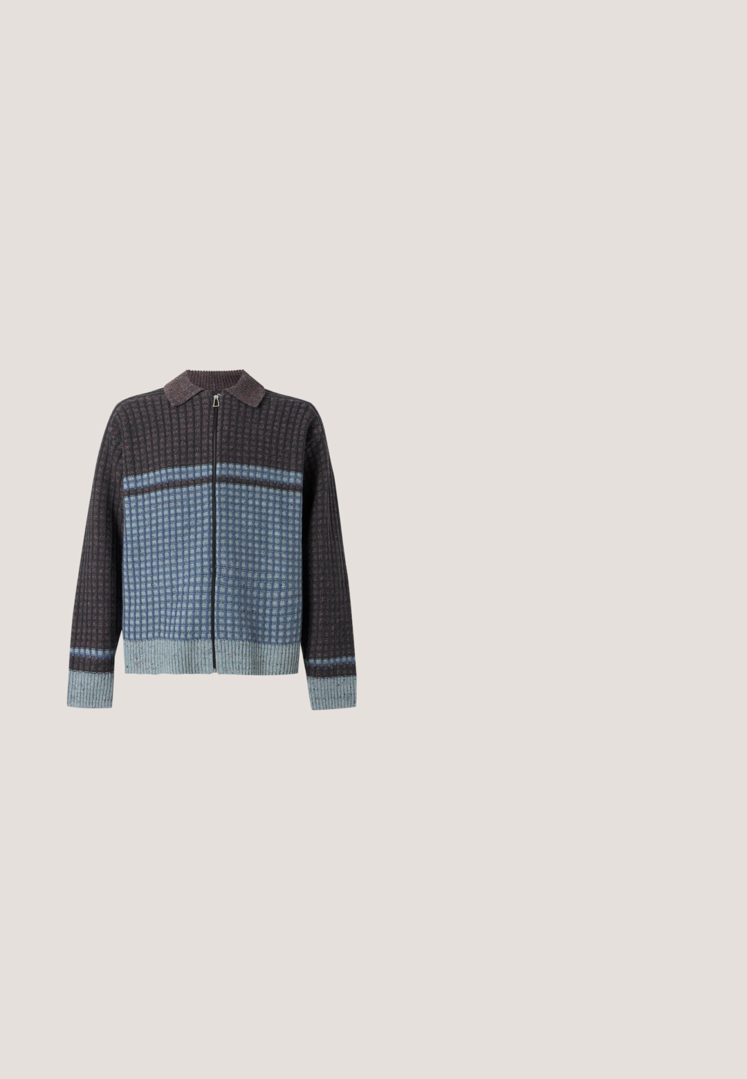 Gebreide trui met knopen en rits aan de voorkant, geribde manchetten en kraag, met een donkergrijs en blauw geruit patroon en een lichtgrijze zoom.; Zwarte mouwloze tanktop van katoen met een ronde halslijn en reliëf logo-detail op de voorkant. Strak, minimalistisch ontwerp.; Bruine fleeceshorts met trekkoordsluiting in de taille en tekst "KIDSUPER STUDIOS" en gele ster aan de voorkant, paarse zijpanelen met gele sterren.; Zwarte waterdichte rubberlaars met een verstelbare gesp, een gestructureerd oppervlak, een licht gebogen vorm en een robuust profiel voor grip.; Zwarte oversized zonnebril met blauwe verloopglazen, gouden accenten en Carrera-merk op het montuur en de bovenste neusbrug.; Beige canvas tas met twee handvatten en een voorvak, "LES DEUX" geborduurd op het vak.