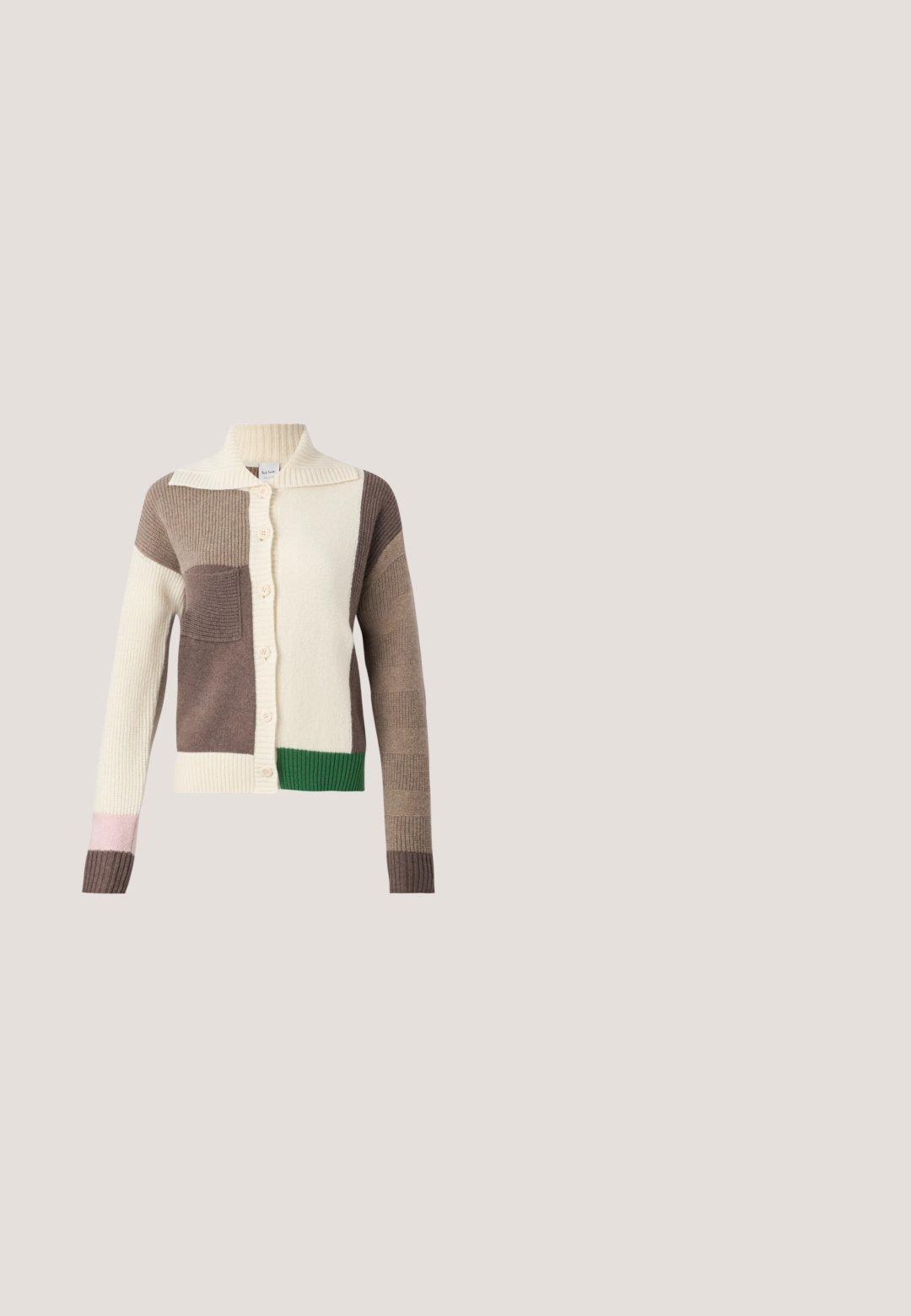 Strikket cardigan med krave, prydet med flerfarvede lapper i creme, brun, grøn og pink. Ribbet tekstur og knaplukning.; Sort bluse med en flæset V-hals, trekvartærmer og samlede detaljer ved skuldrene, lavet af et glat, let stof.; Blå denim jeans med høj talje, bred ben silhuet, klassisk fem-lomme design og subtilt falmende effekt i hele stoffet.; Sort læder slip-on sko med lav hæl, der svæver over tekstureret beige tæppe, beige sofa i baggrunden.; Brun ruskind skuldertaske med klaplukning, sort læderrem og en forlomme. Simpelt design med syningsdetaljer.; Par af små, robuste ørestikker i guldfarvet metal med glatte, buede, abstrakte former på en lys baggrund.