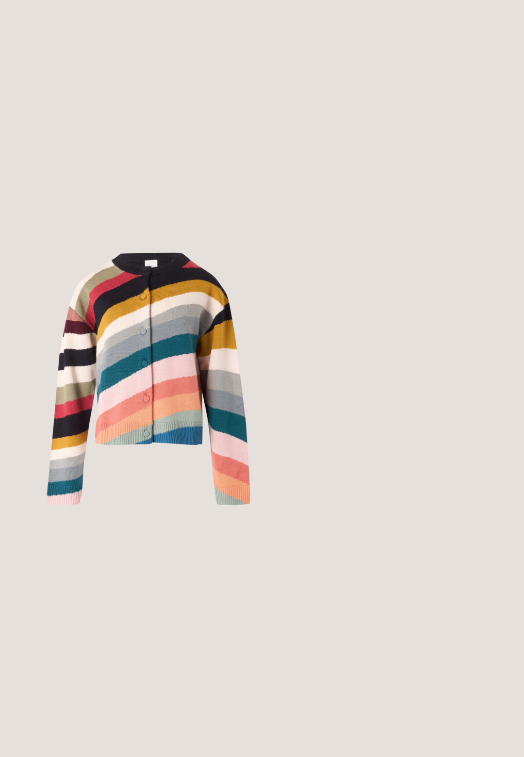 Geknöpfter Cardigan mit langen Ärmeln und breiten horizontalen Streifen in Senf, Petrol, Rosa, Koralle, Blau, Schwarz, Weiß und Grau.; Hellrosa Kurzarm-T-Shirt mit kleinen roten Tomaten-Grafiken und kreisförmigem Text auf der linken oberen Brustseite.; Schwarzer, knielanger Rock aus weichem, leichtem Stoff. Verfügt über einen elastischen Bund und ein einfaches, fließendes Design ohne Verzierung.; Schwarze Leder-Ankleboots mit spitzem Zeh, geometrischem Blockabsatz und einem Zugband hinten. Glatte Textur und elegantes Design.; Denim-Eimer-Tasche mit diamantquiltetem Muster, grauem Kordelzugverschluss, silbernen Hardware-Akzenten und weicher Textur, ausgestattet mit einem abnehmbaren Tragegurt.; Silberohring mit geschwungenem Design, einer Kettentropfen-Form und einem glatten, abgerundeten Akzent. Die Oberfläche wirkt poliert und reflektierend.